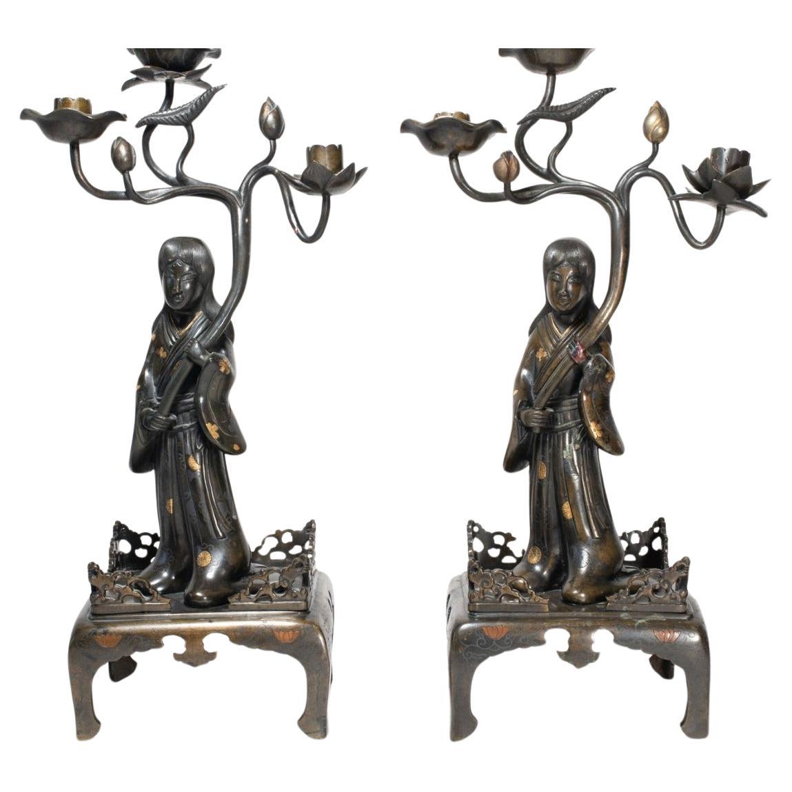 Pareja de grandes candelabros japoneses Estatua de bronce con incrustaciones de oro, 1868-1912