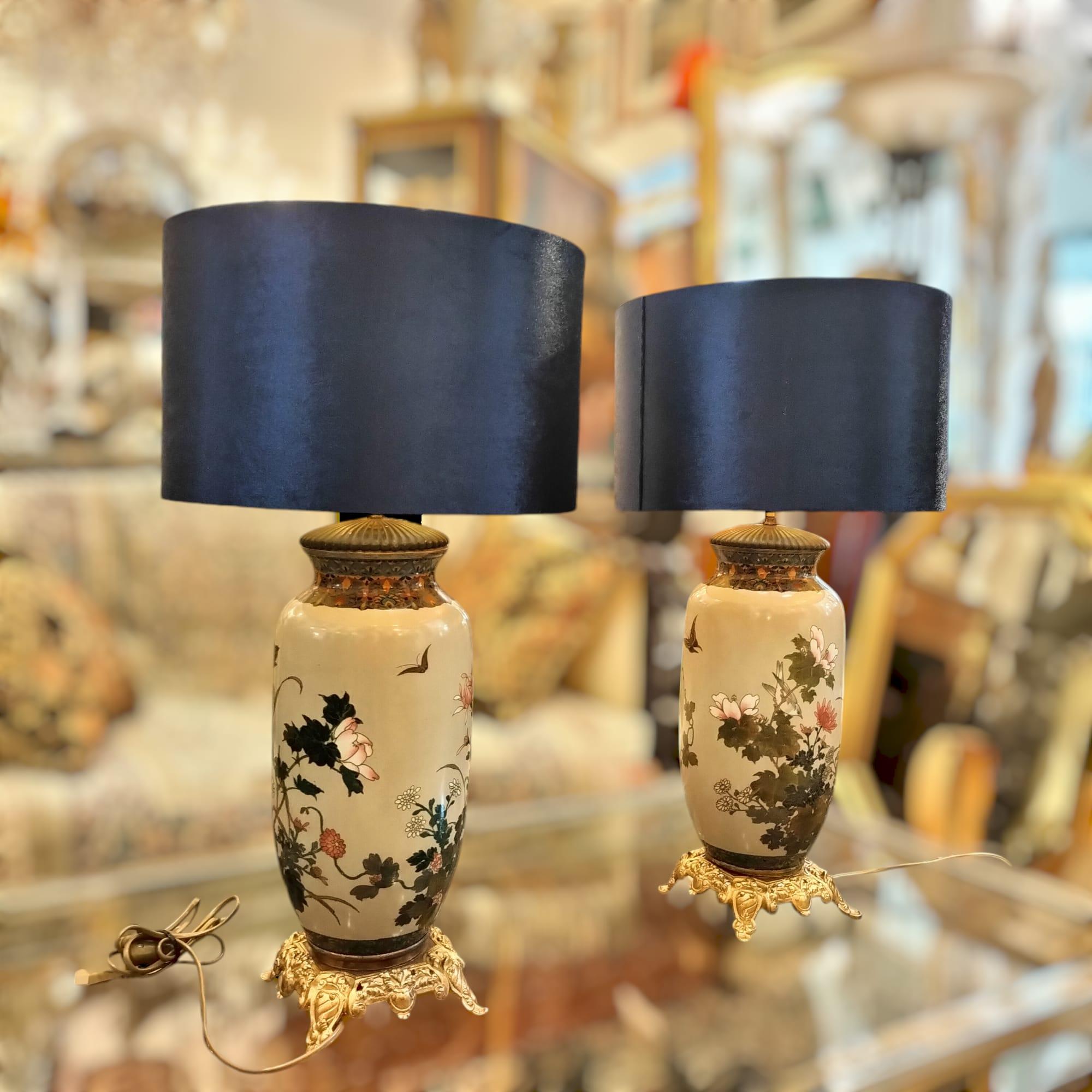 Affascinante coppia di vasi in smalto cloisonné del periodo Meiji giapponese (1868-1912), ciascuno con uno sfondo color malva con graziose rondini che svolazzano tra rami fioriti e fogliame.

La parte superiore e inferiore delle lampade presenta
