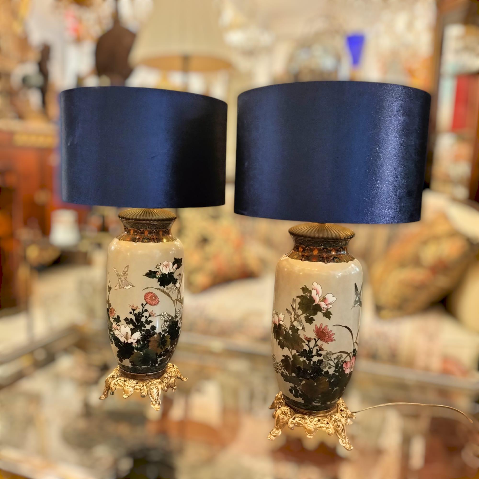 Meiji Coppia di grandi lampade giapponesi in smalto cloisonné, XIX secolo in vendita