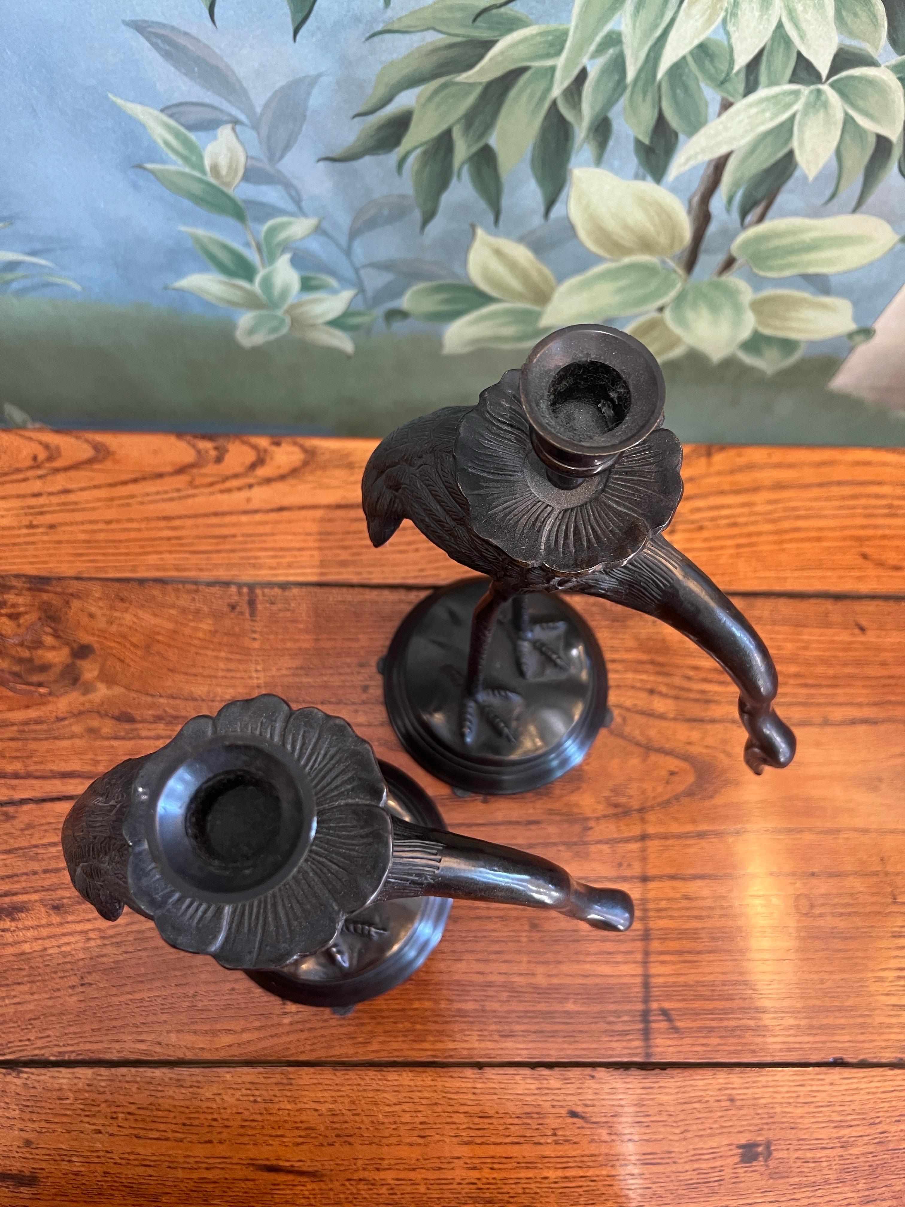 Paar japanische Meiji-Bronze-Kranichform-Kerzenleuchter (Japanisch) im Angebot