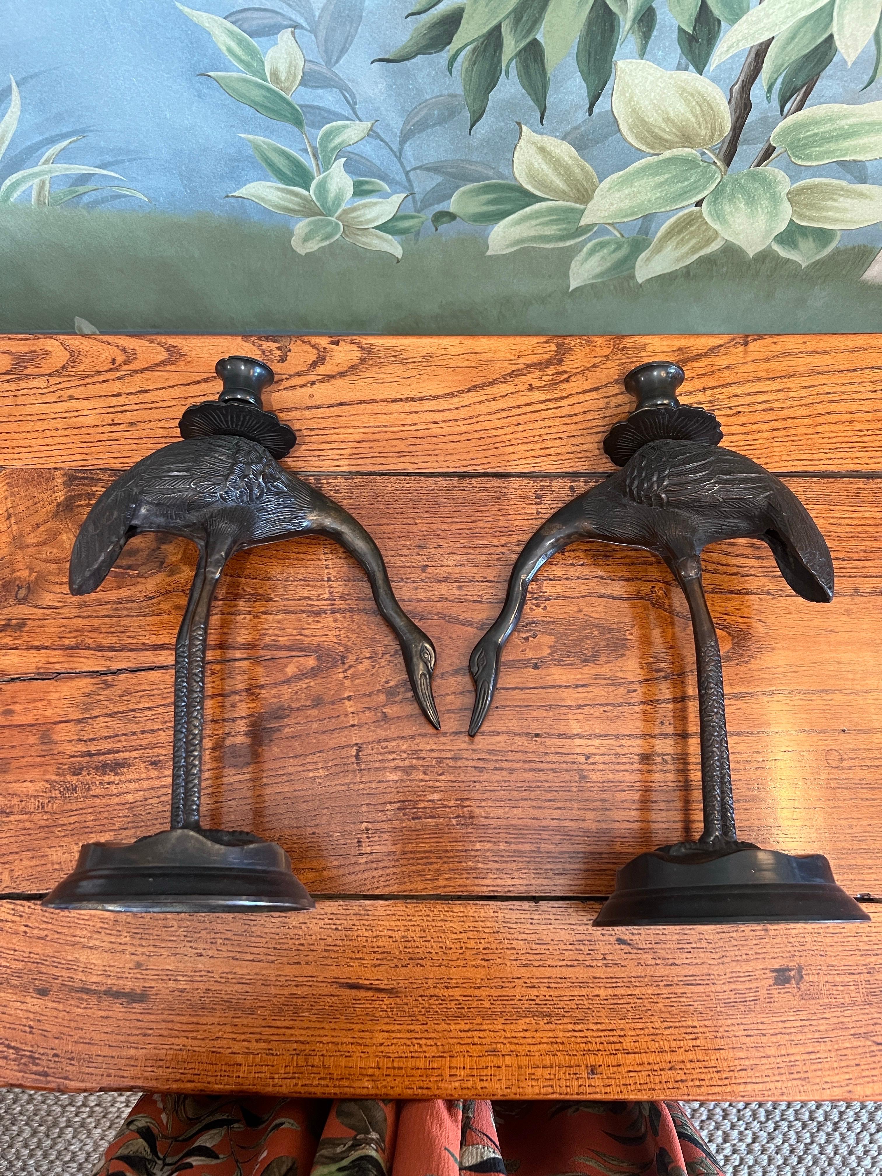 Paar japanische Meiji-Bronze-Kranichform-Kerzenleuchter im Zustand „Gut“ im Angebot in New York, NY