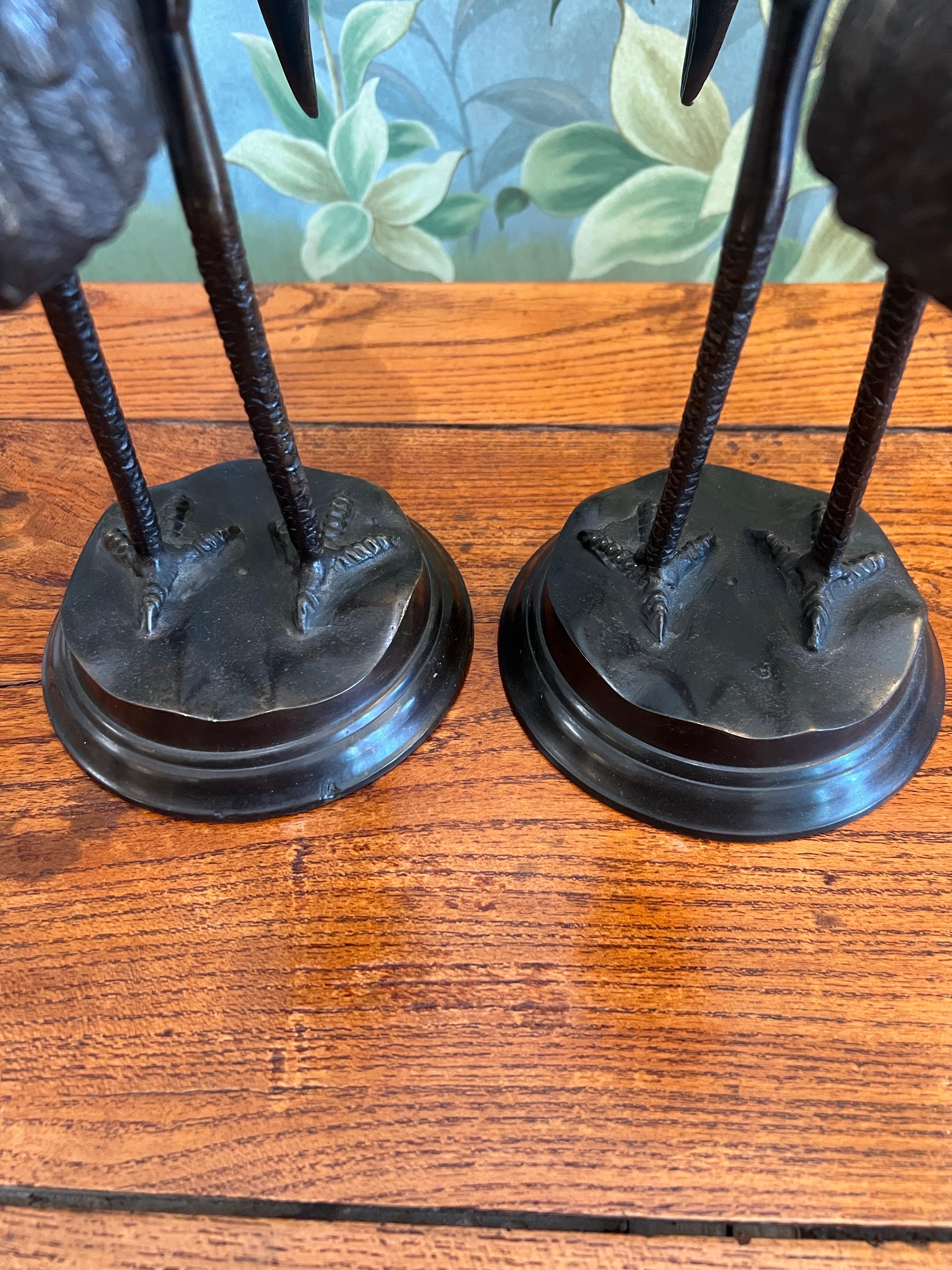 Paar japanische Meiji-Bronze-Kranichform-Kerzenleuchter (20. Jahrhundert) im Angebot