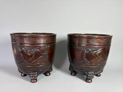 Coppia di fioriere giapponesi in bronzo dell’epoca Meiji con uccelli e piedini a forma di shishi, firmate Takao