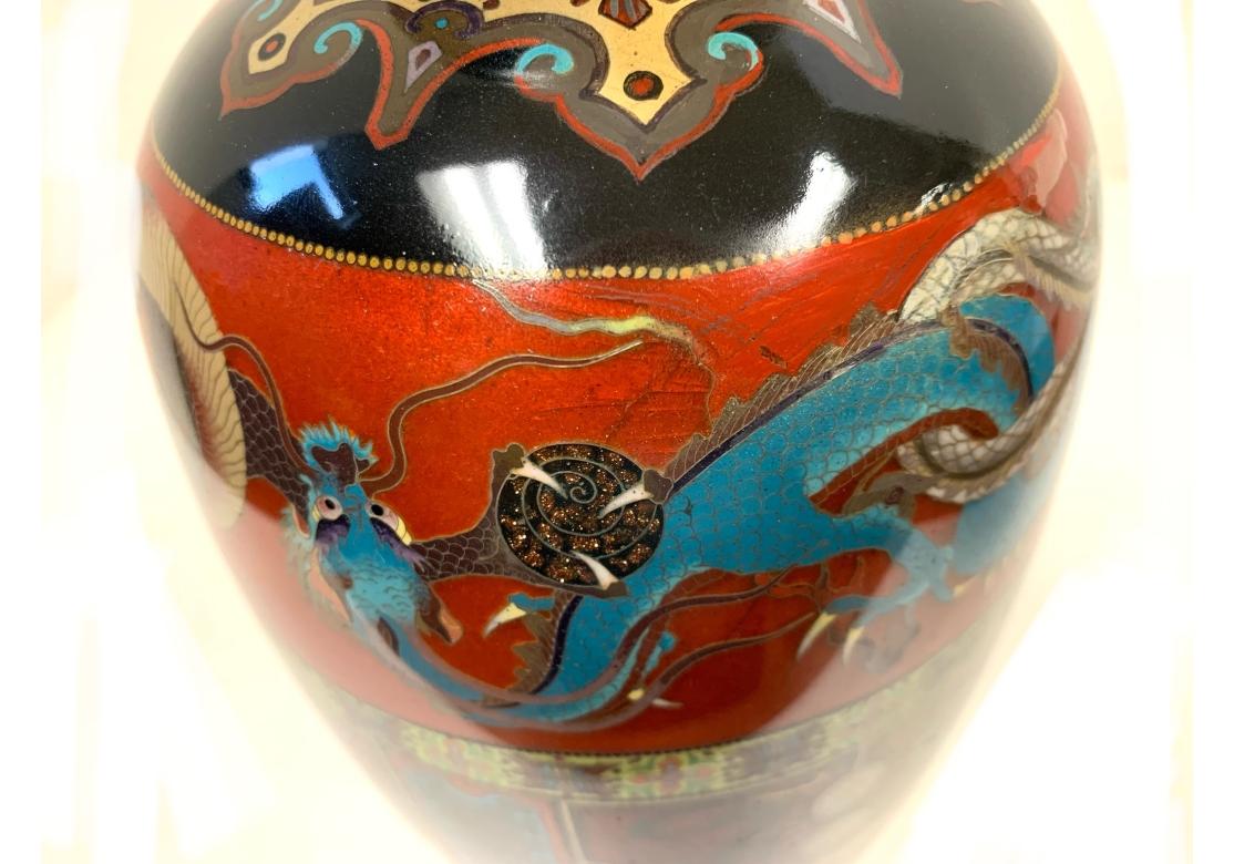 Paire de vases japonais en cloisonné de forme traditionnelle finement décorée de dragons et de démons, de motifs géométriques et de bandes florales.
Dimensions : 5