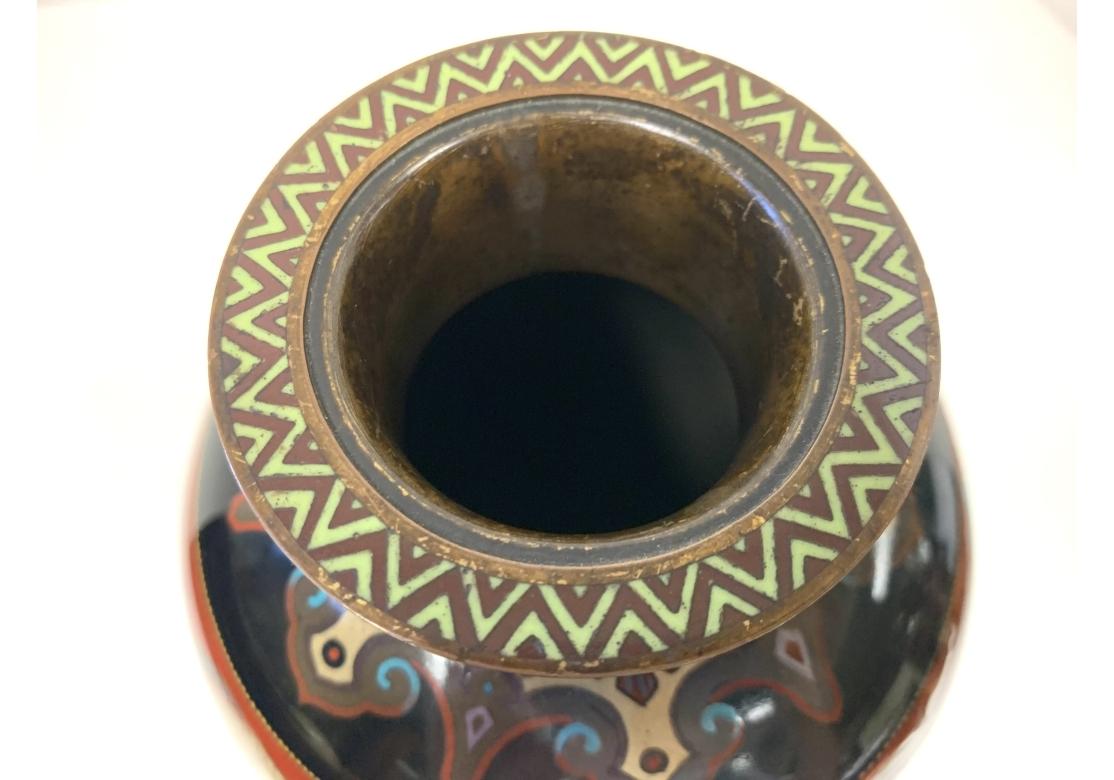 Japonais Paire de vases cloisonnés japonais de l'ère Meiji en vente