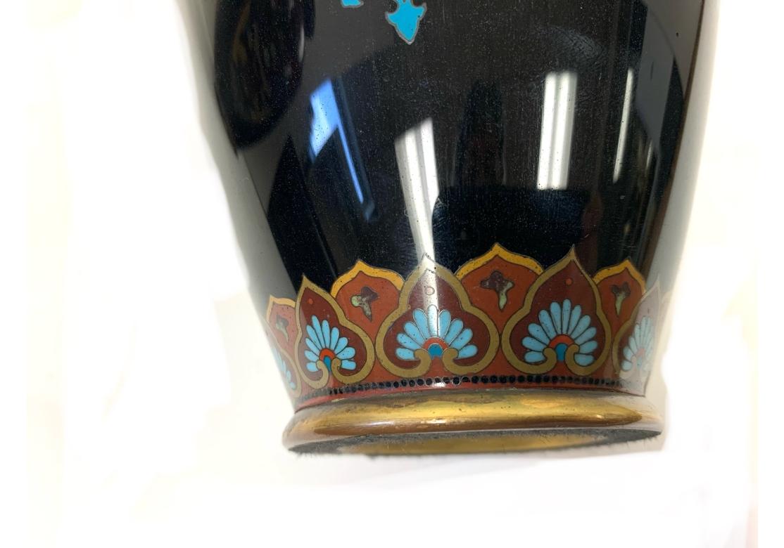 Paire de vases cloisonnés japonais de l'ère Meiji en vente 3