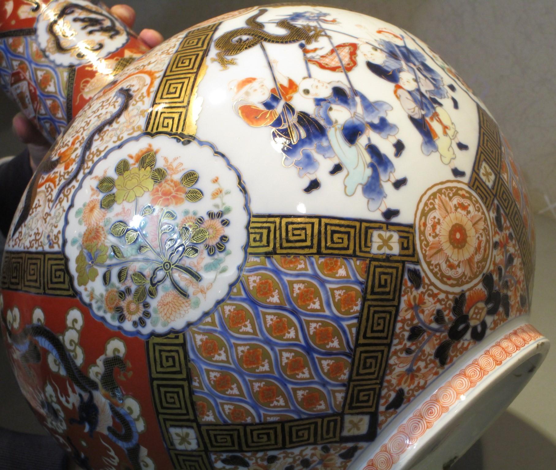 Hervorragendes Paar großer japanischer Porzellanvasen aus der Meiji-Zeit, signiert von Fukagawa (um 1900). Aufwendig handbemalt in kobaltblauer Unterglasur mit polychromer und goldener Überglasur auf einem atemberaubenden flaschenförmigen Korpus mit