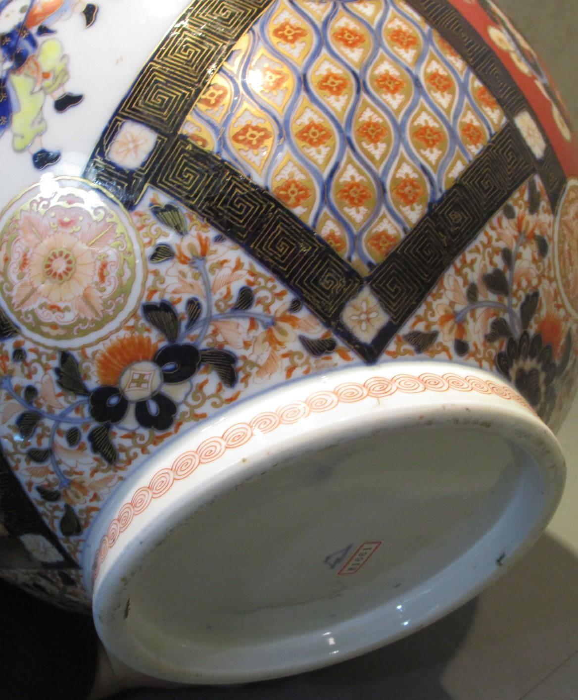 Pair of Japanese Late Meiji Period Fukagawa Porcelain Vases, circa 1900 For Sale 3