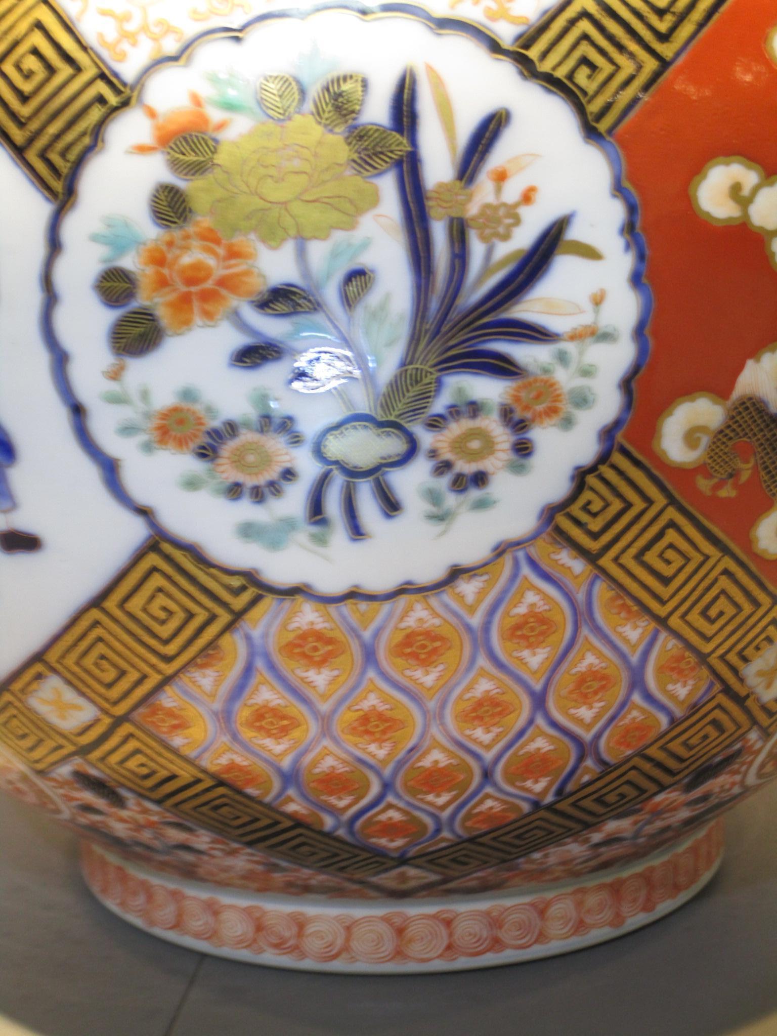 Pair of Japanese Late Meiji Period Fukagawa Porcelain Vases, circa 1900 For Sale 1