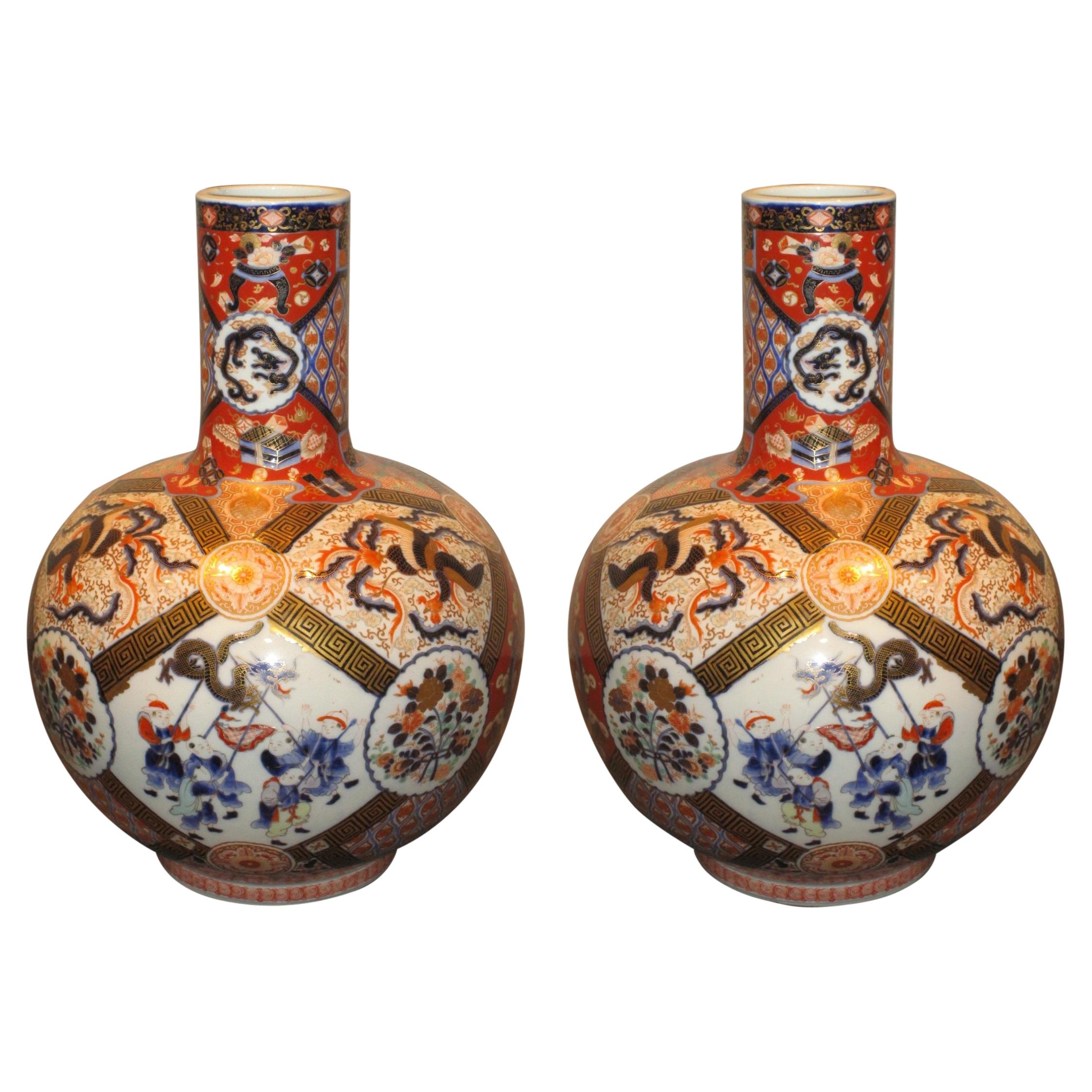 Coppia di vasi in porcellana giapponese del tardo periodo Meiji Fukagawa, circa 1900