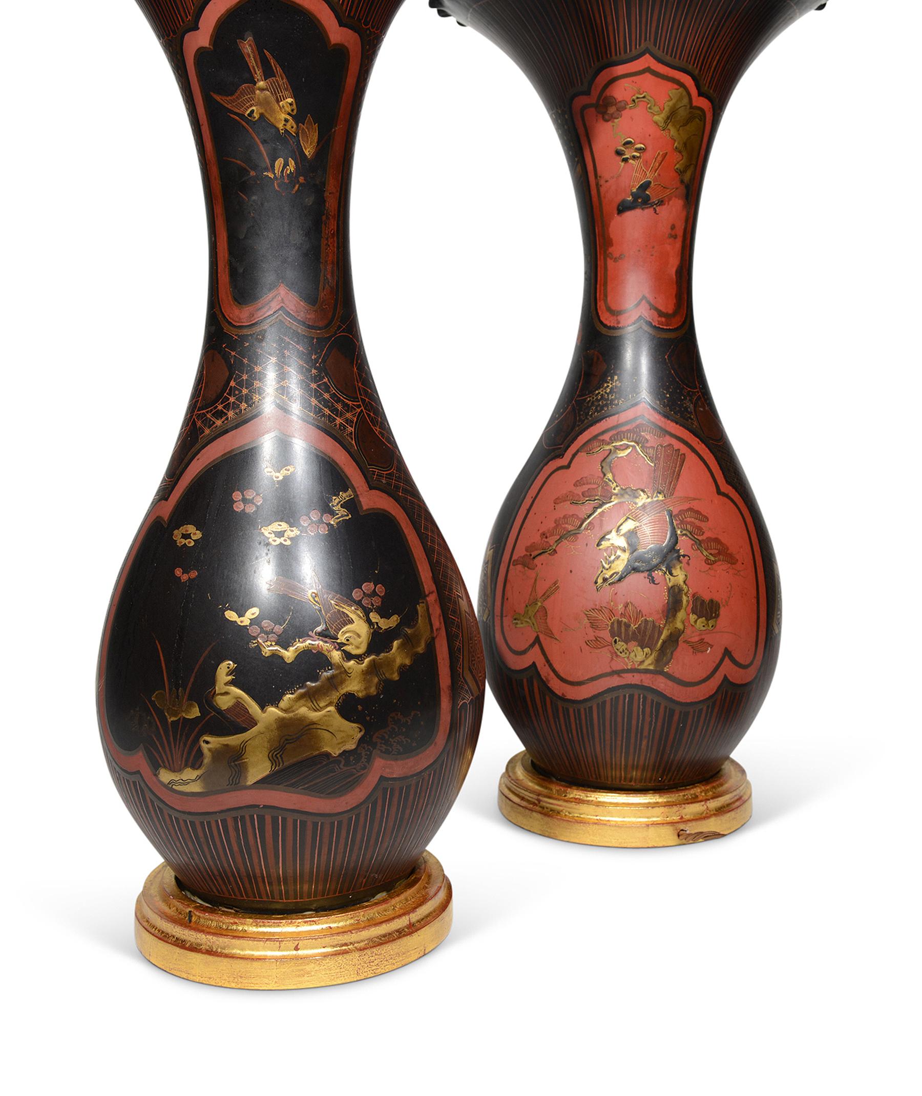 Giapponese Coppia di lampade da tavolo giapponesi in lacca nera e rossa del XIX secolo Meiji in vendita