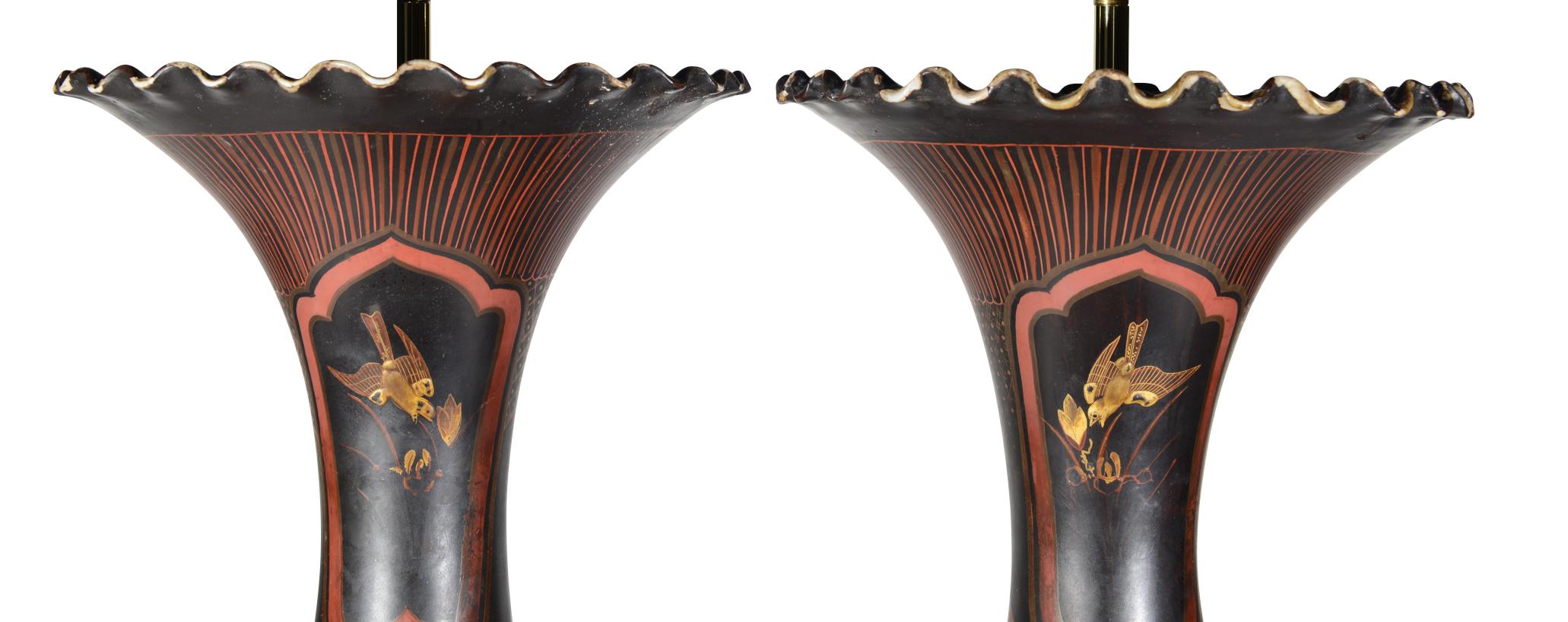 Coppia di lampade da tavolo giapponesi in lacca nera e rossa del XIX secolo Meiji In condizioni buone in vendita a London, GB