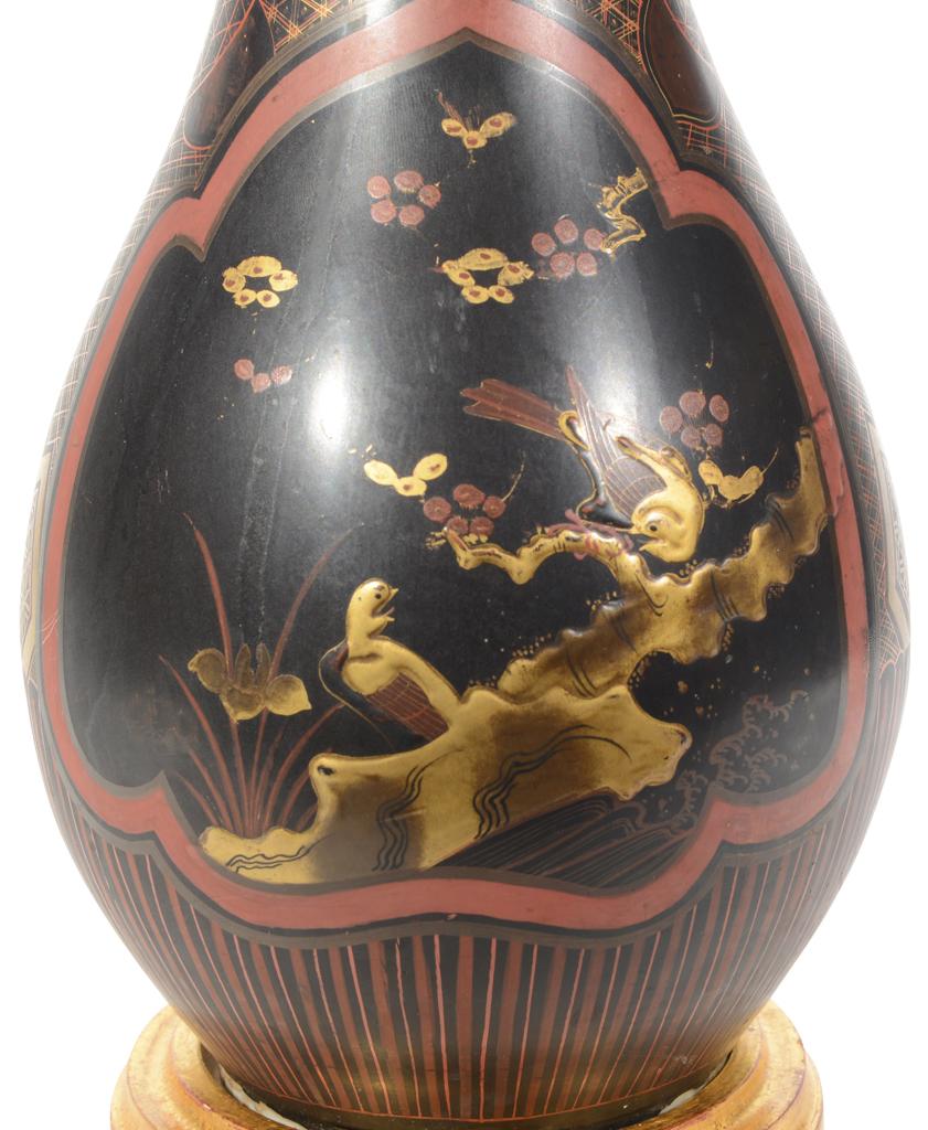 Porcellana Coppia di lampade da tavolo giapponesi in lacca nera e rossa del XIX secolo Meiji in vendita