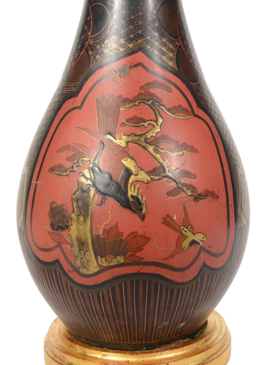 Coppia di lampade da tavolo giapponesi in lacca nera e rossa del XIX secolo Meiji in vendita 1