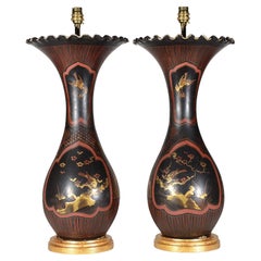 Coppia di lampade da tavolo giapponesi in lacca nera e rossa del XIX secolo Meiji