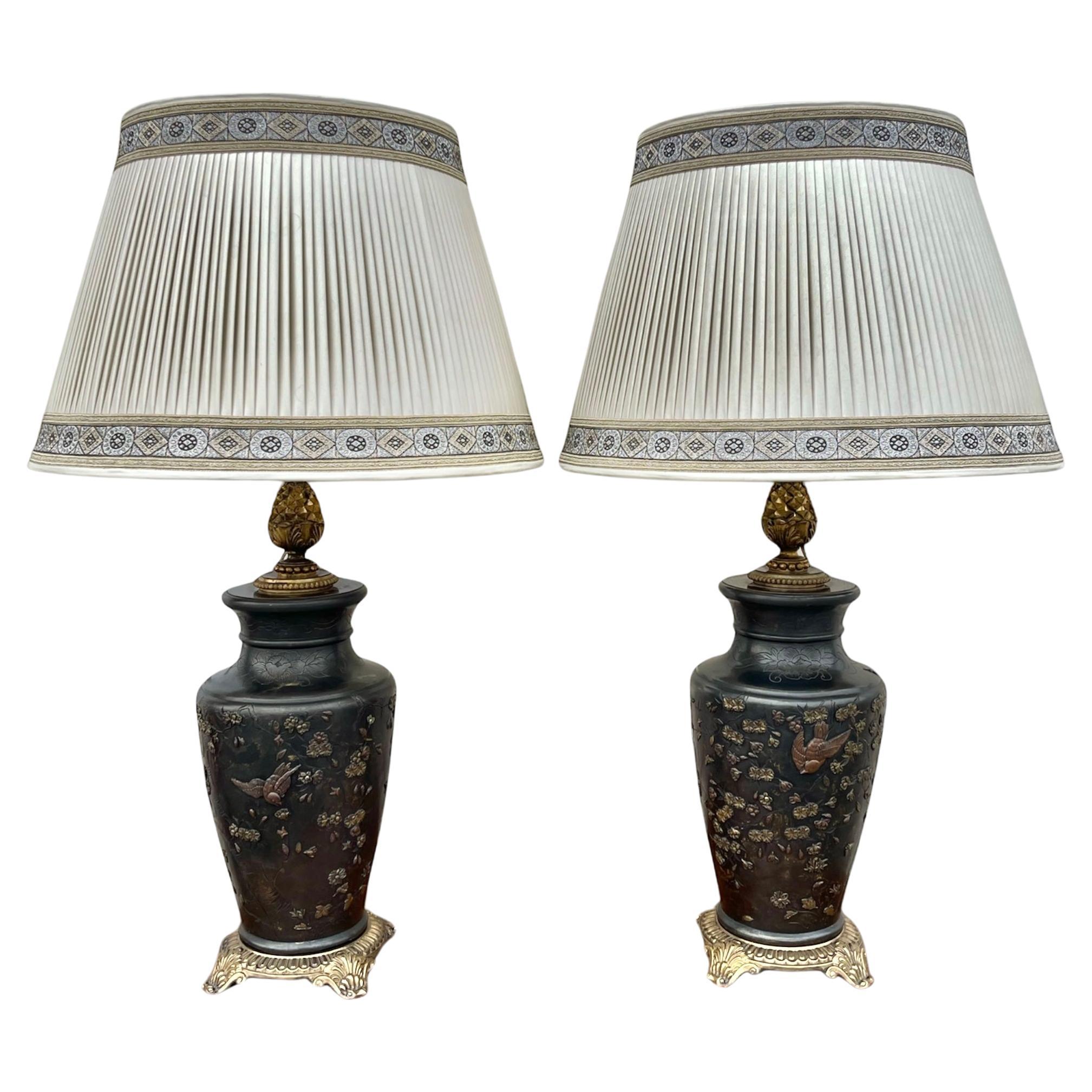 Paire de lampes de table japonaises en bronze incrusté de la période Meiji
