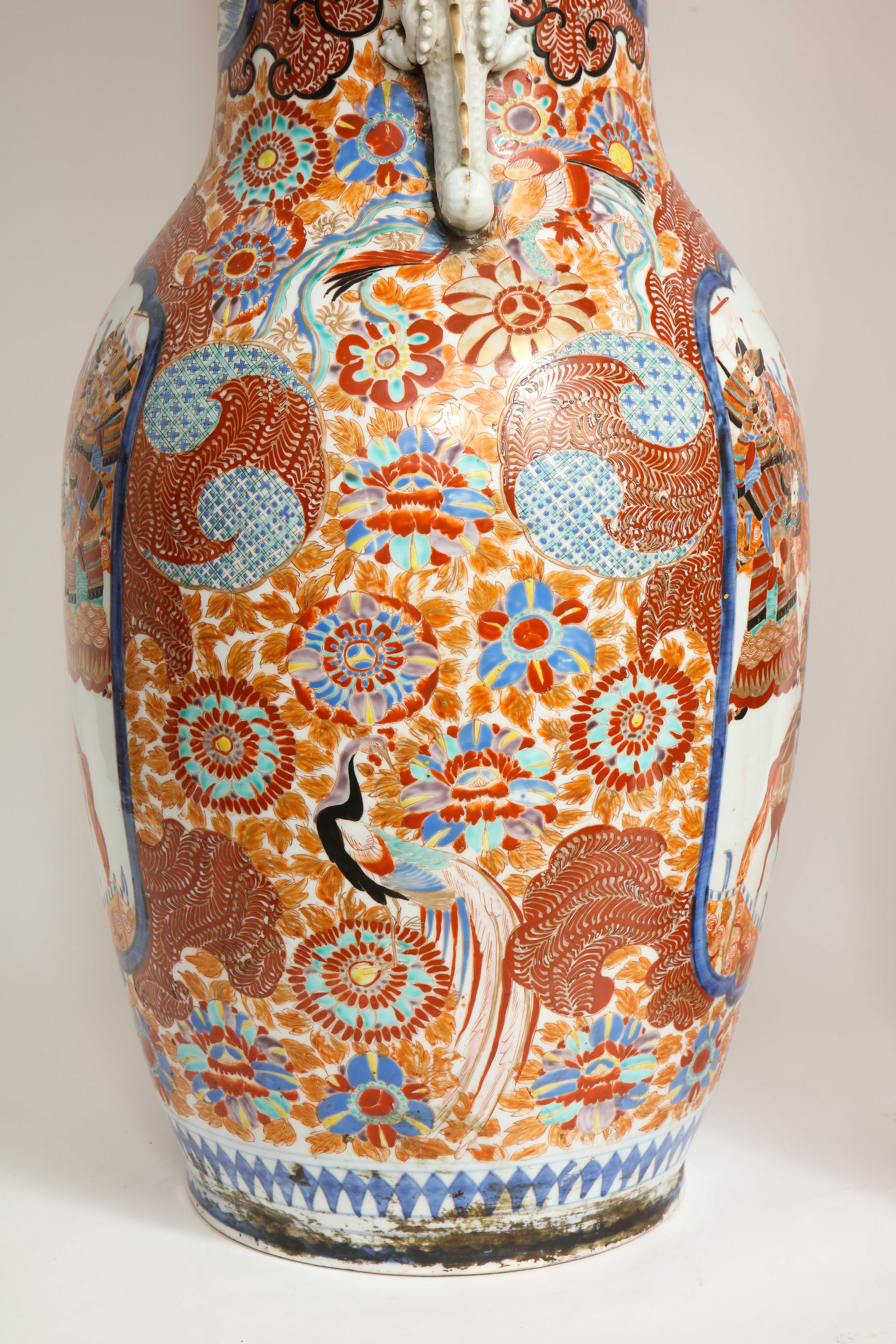 Paar japanische Imari-Vasen aus der Meiji-Periode mit Drachengriffen im Angebot 4