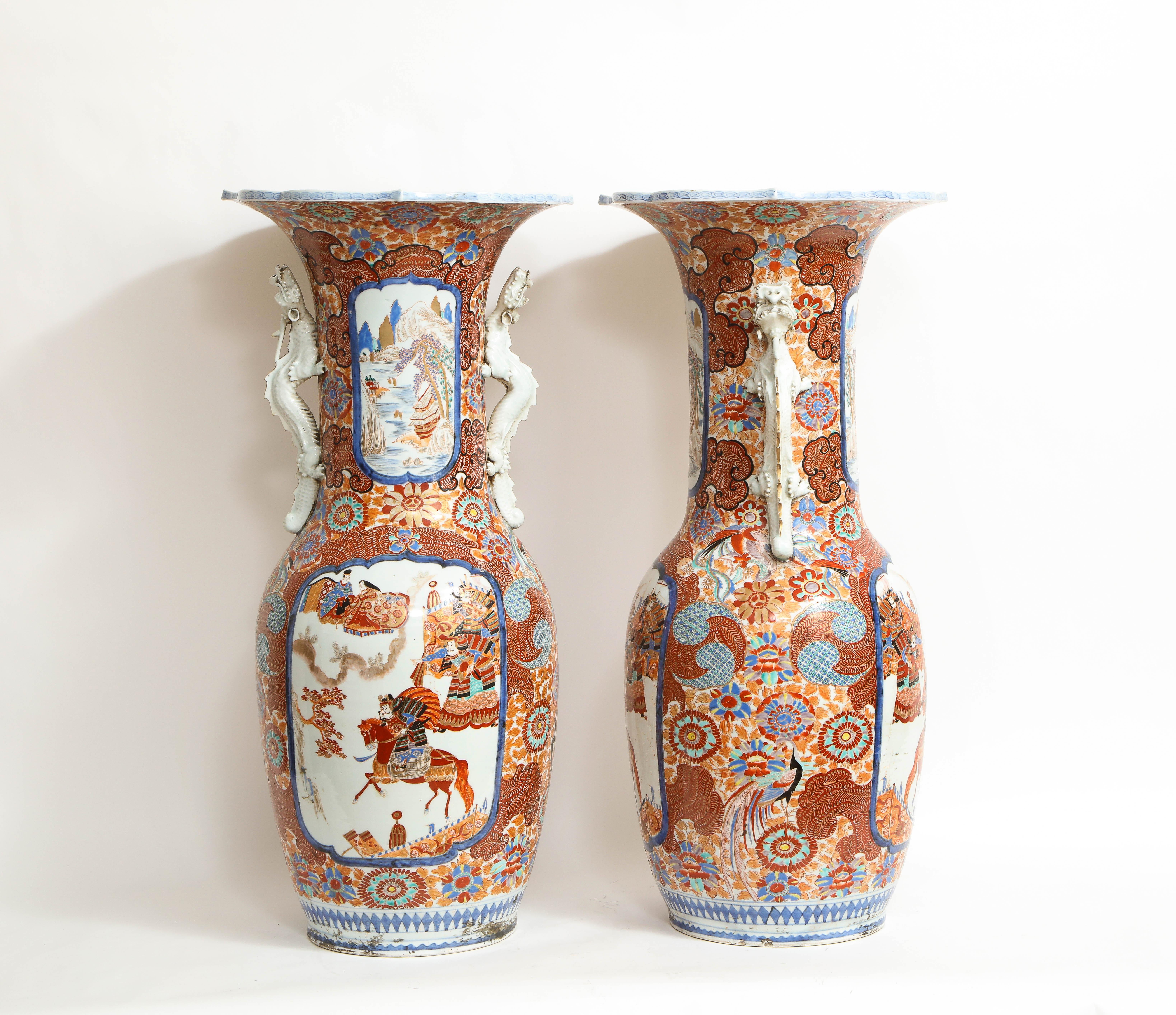 Paar japanische Imari-Vasen aus der Meiji-Periode mit Drachengriffen (Handbemalt) im Angebot