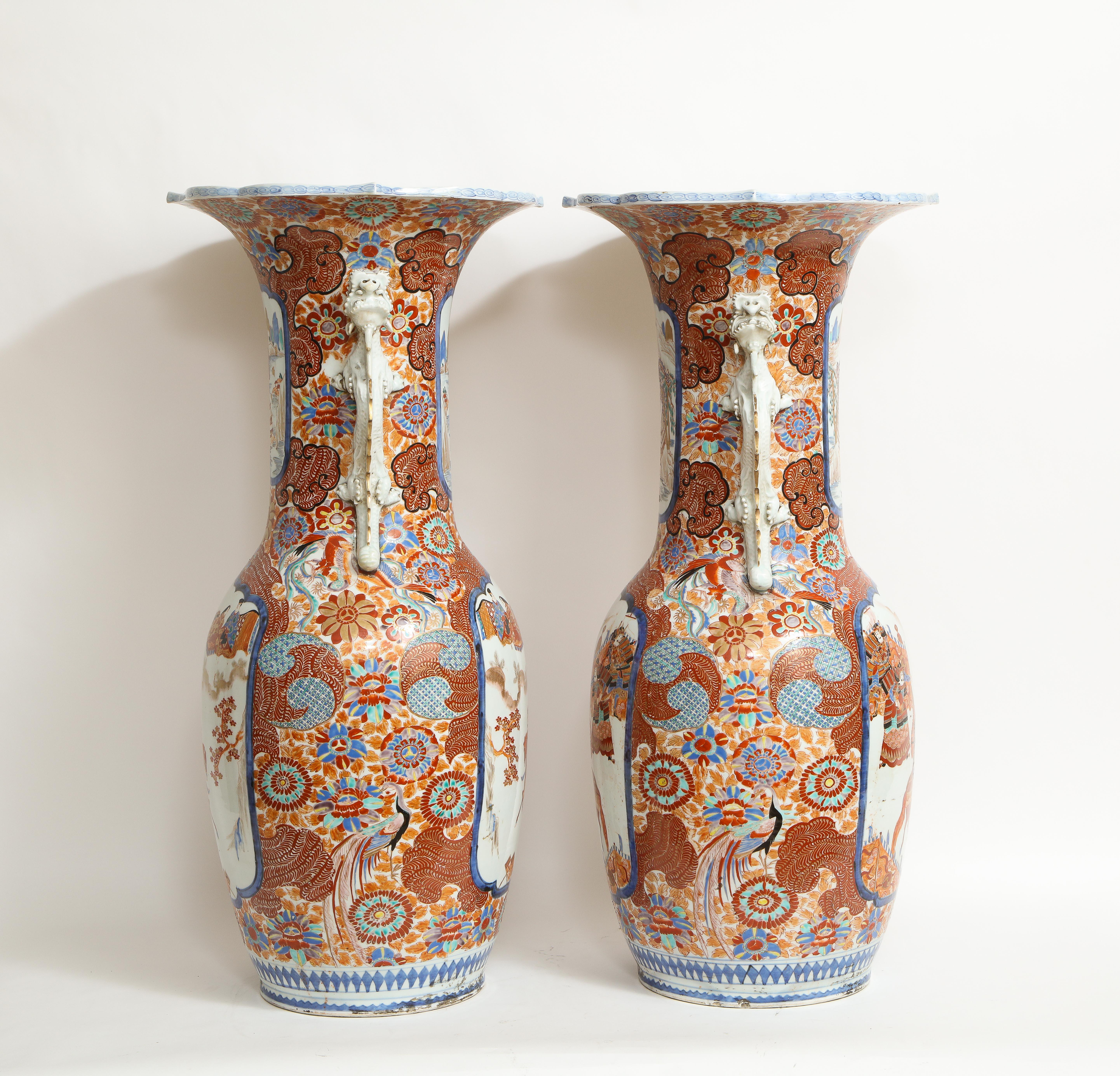 Paar japanische Imari-Vasen aus der Meiji-Periode mit Drachengriffen im Zustand „Gut“ im Angebot in New York, NY