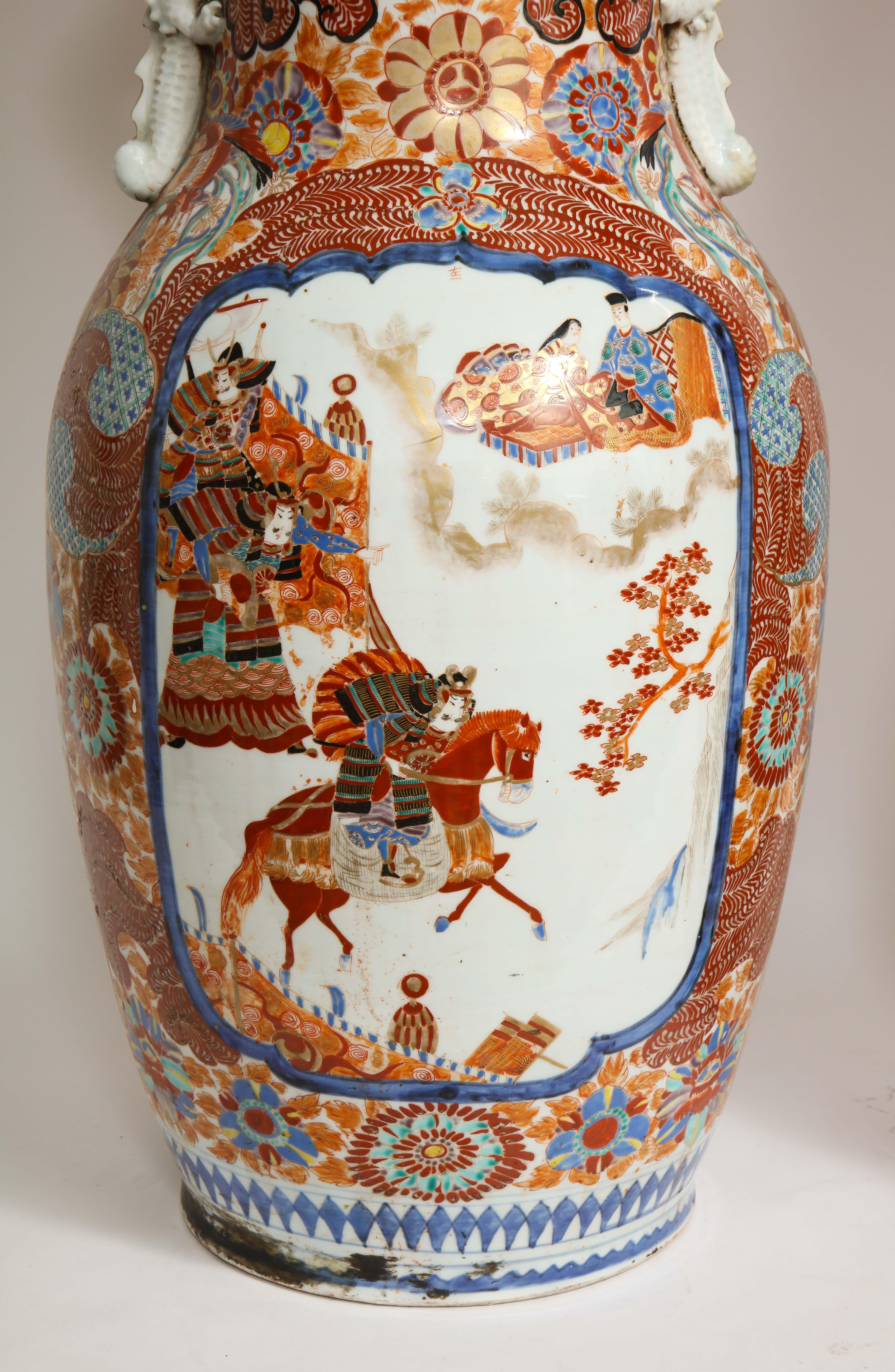 Paar japanische Imari-Vasen aus der Meiji-Periode mit Drachengriffen (Porzellan) im Angebot