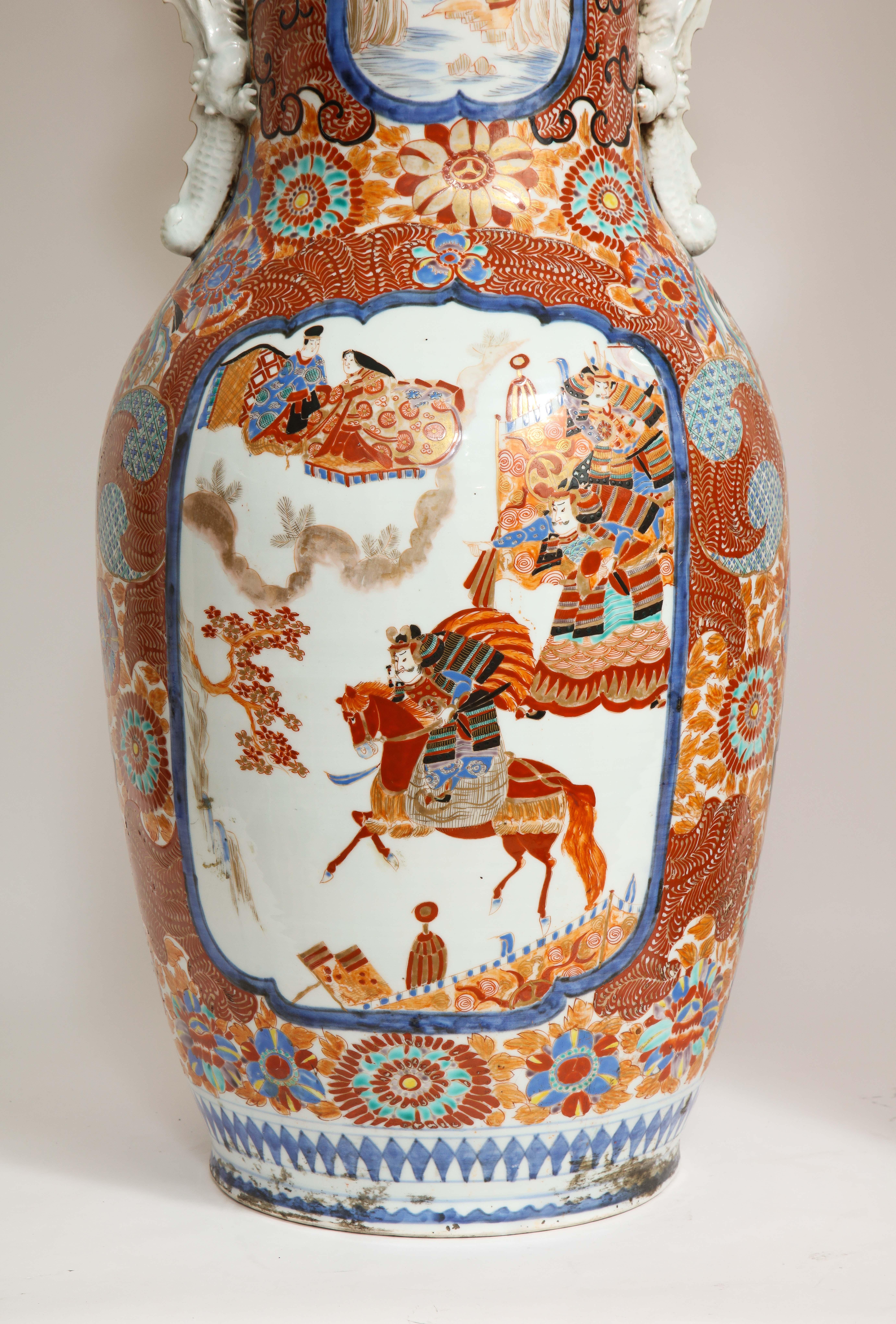 Paar japanische Imari-Vasen aus der Meiji-Periode mit Drachengriffen im Angebot 2