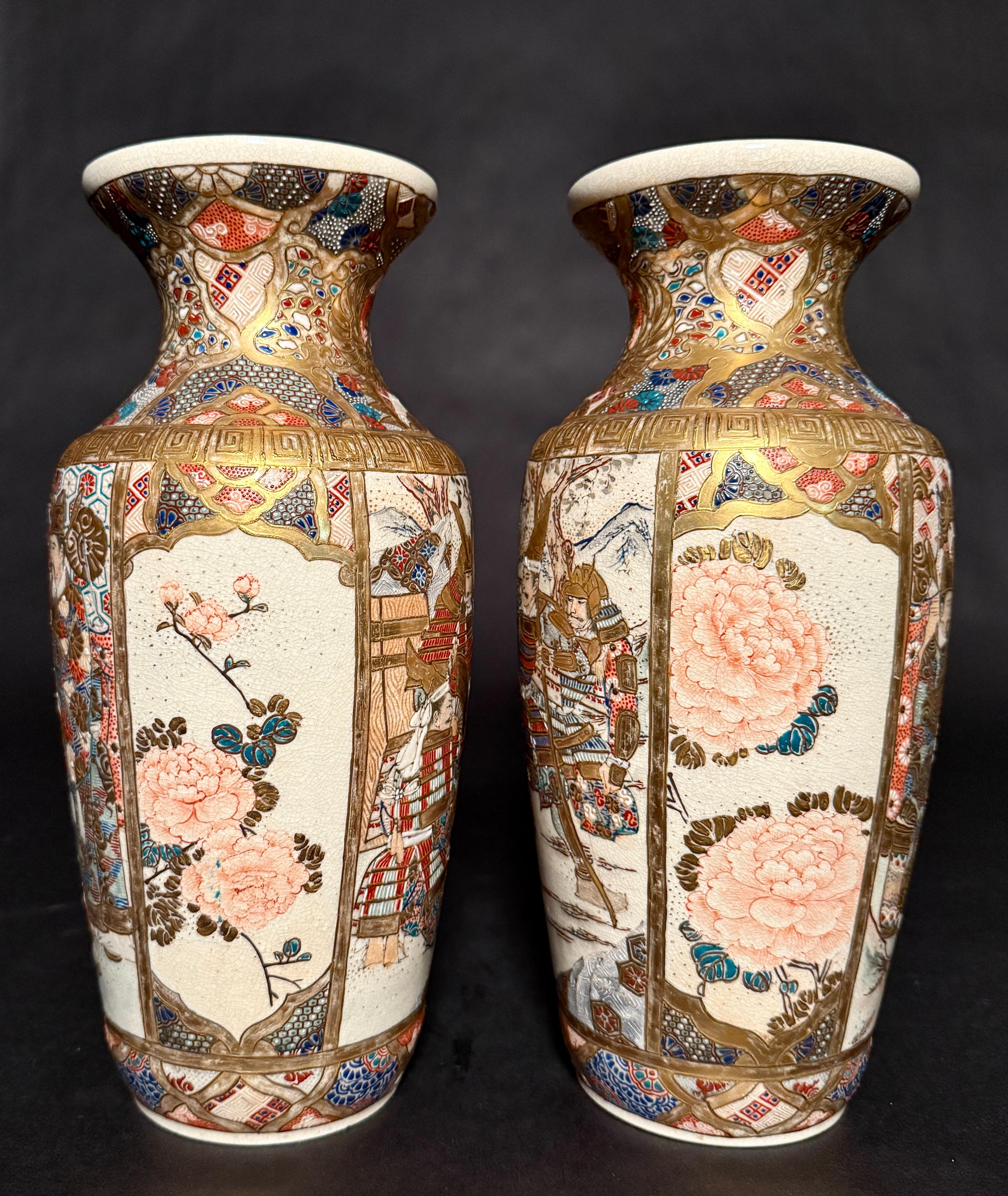 Ein Paar japanische Satsuma-Vasen mit 4 Tafeln aus der Meiji-Zeit. Jede Vase zeigt eine Tafel mit Gelehrten und eine Tafel mit Samurai. Die beiden Seitenteile sind geblümt. Wunderschön vergoldet und bemalt.