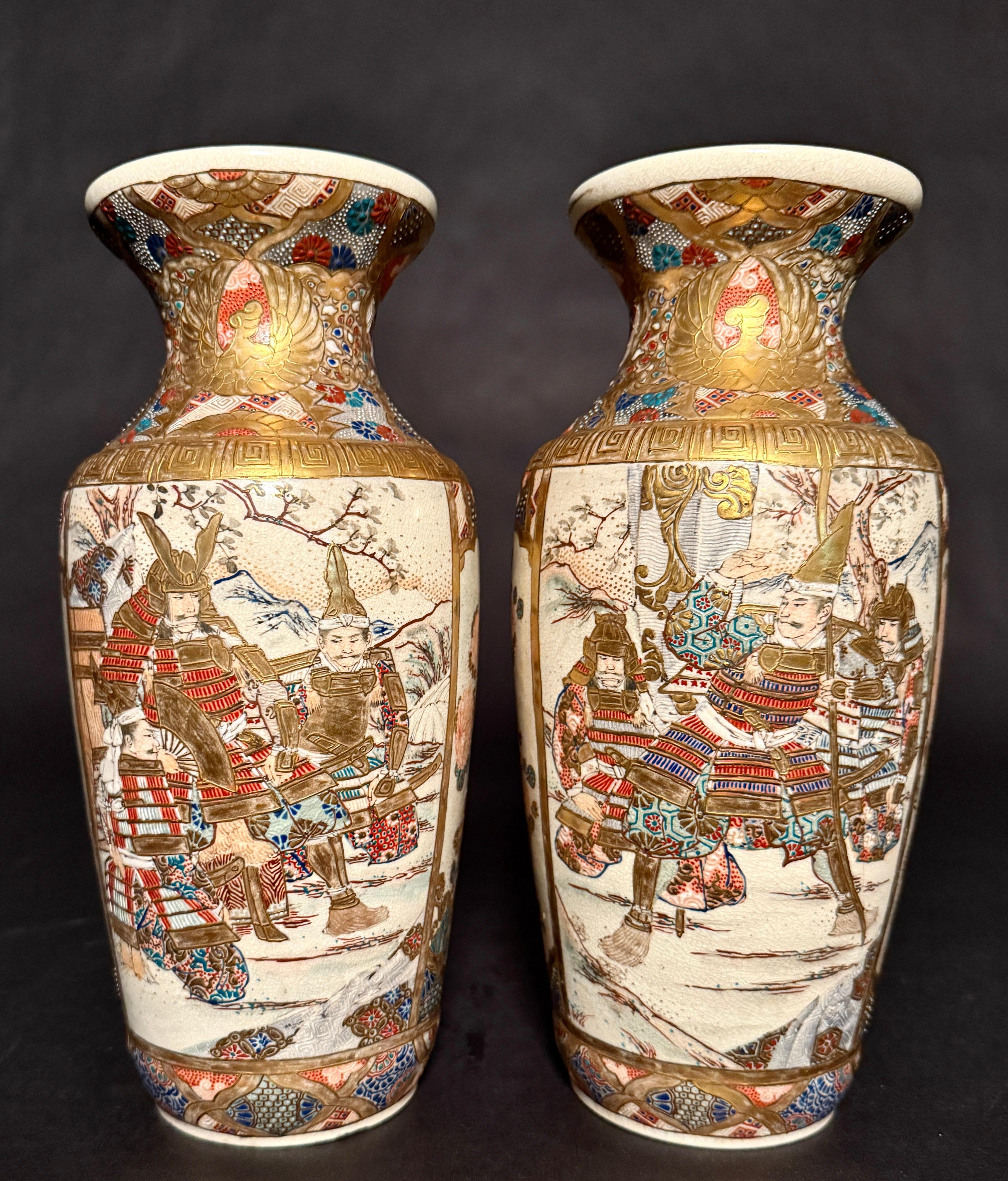 Paar japanische Satsuma-Vasen aus der Meiji-Periode (Japanisch) im Angebot