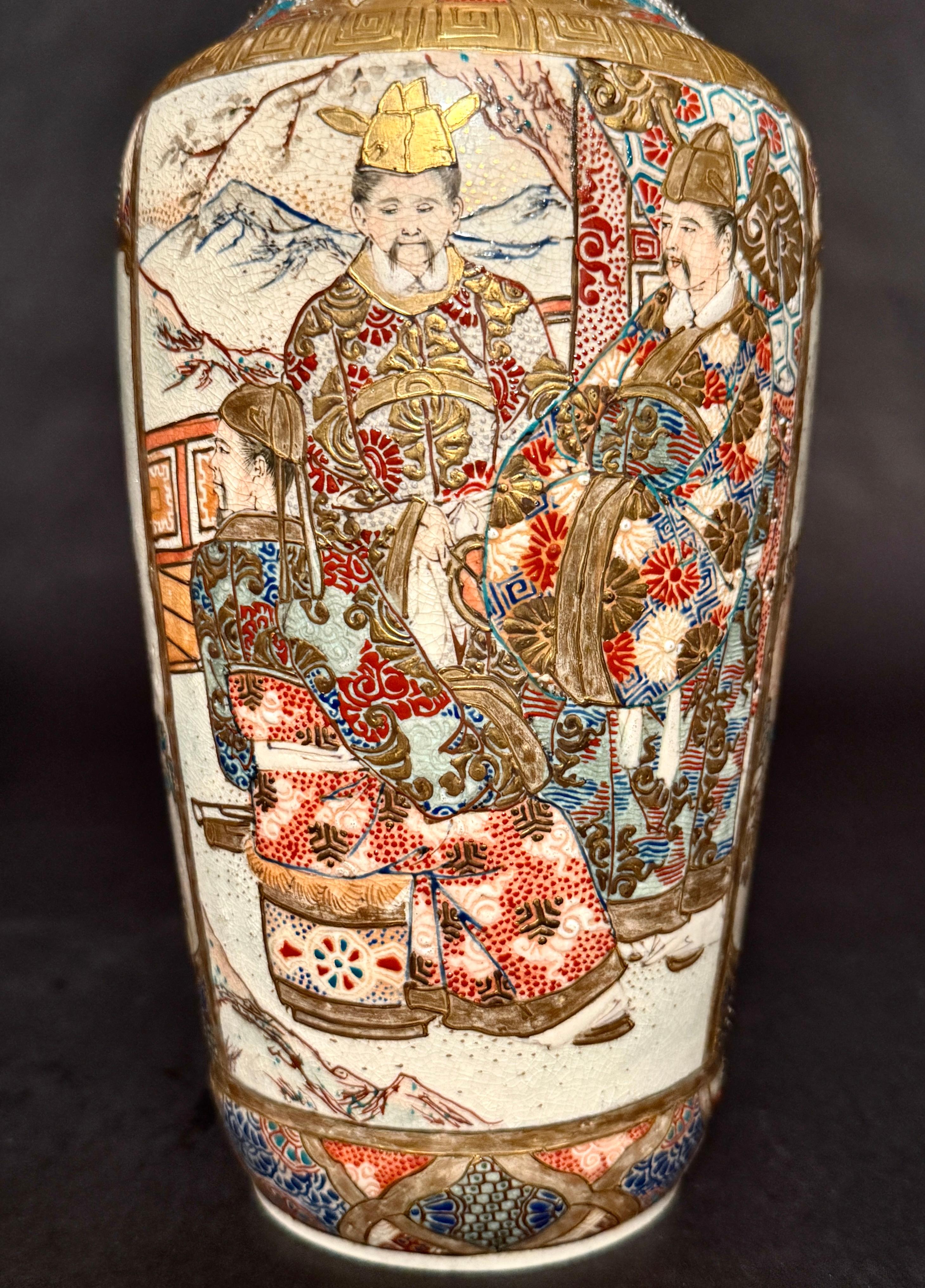 Paar japanische Satsuma-Vasen aus der Meiji-Periode (20. Jahrhundert) im Angebot