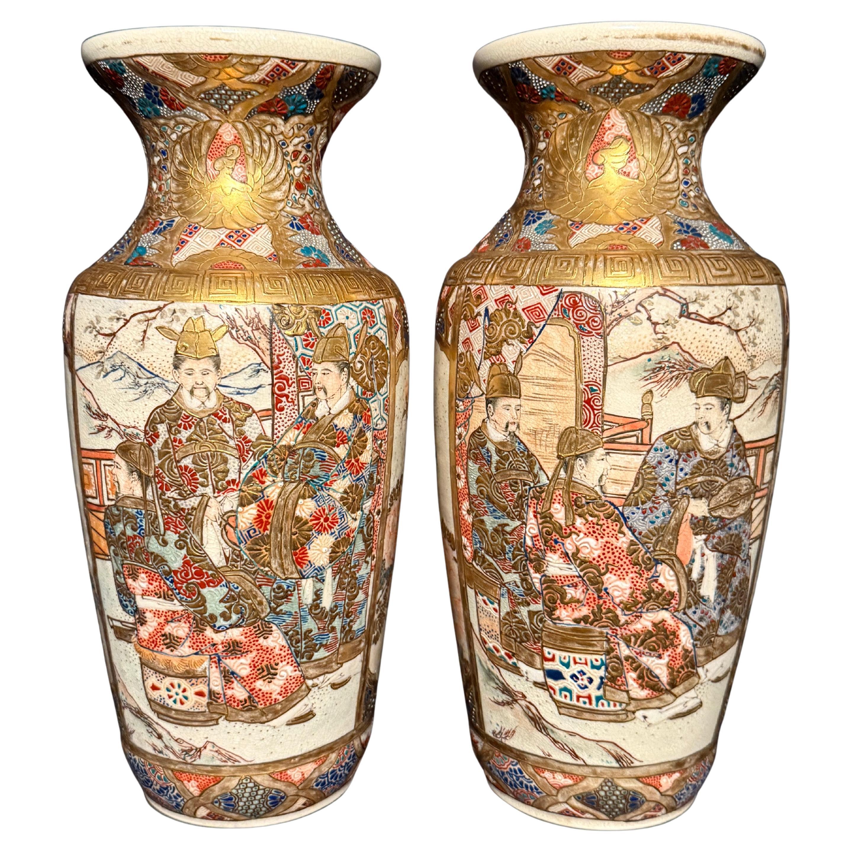Paar japanische Satsuma-Vasen aus der Meiji-Periode im Angebot
