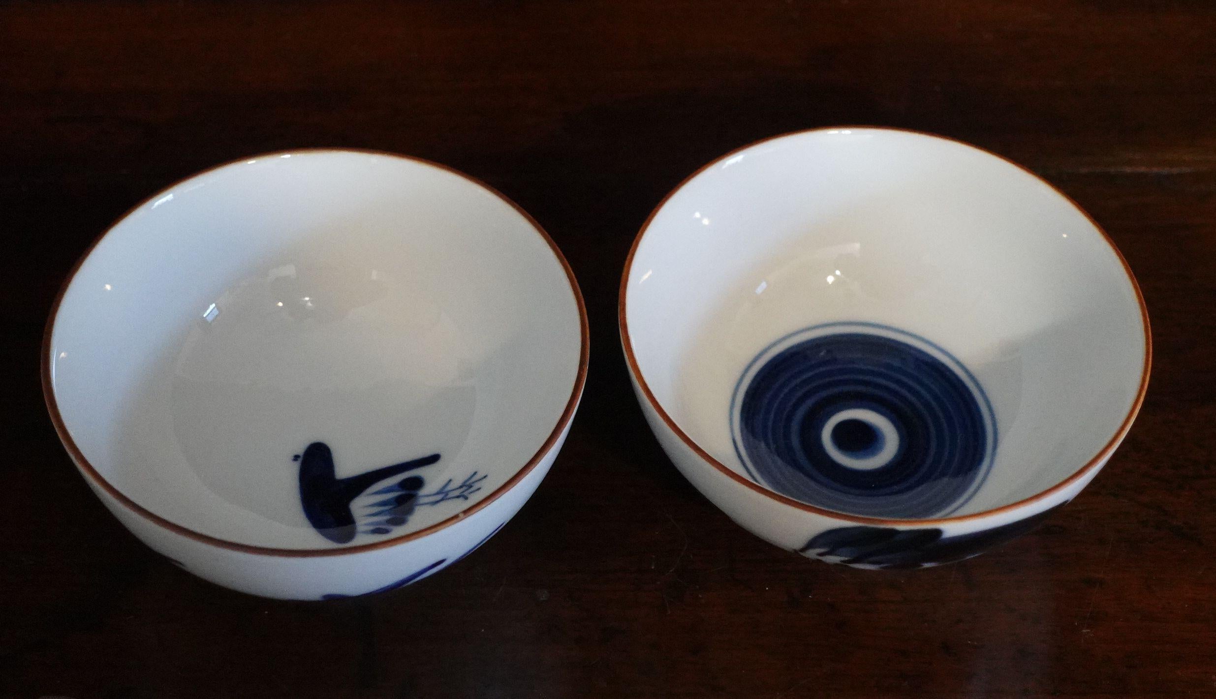 Paar japanische Studio-Keramikschalen aus der Mitte des Jahrhunderts, signiert (Handgefertigt) im Angebot