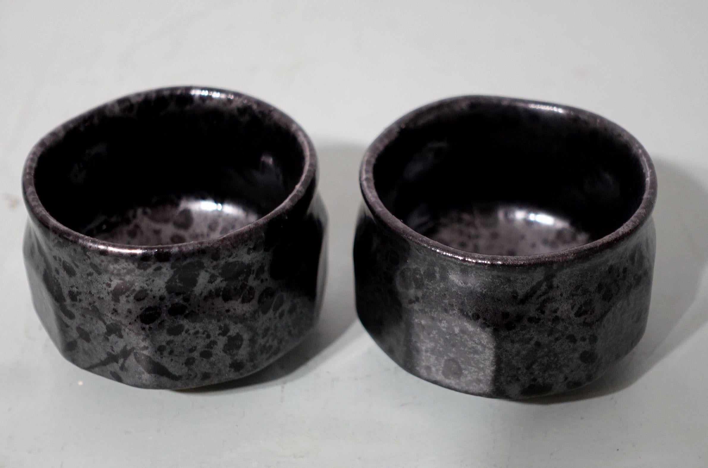 Mid-Century Modern Paire de tasses à thé japonaises en poterie d'atelier du milieu du siècle dernier en vente