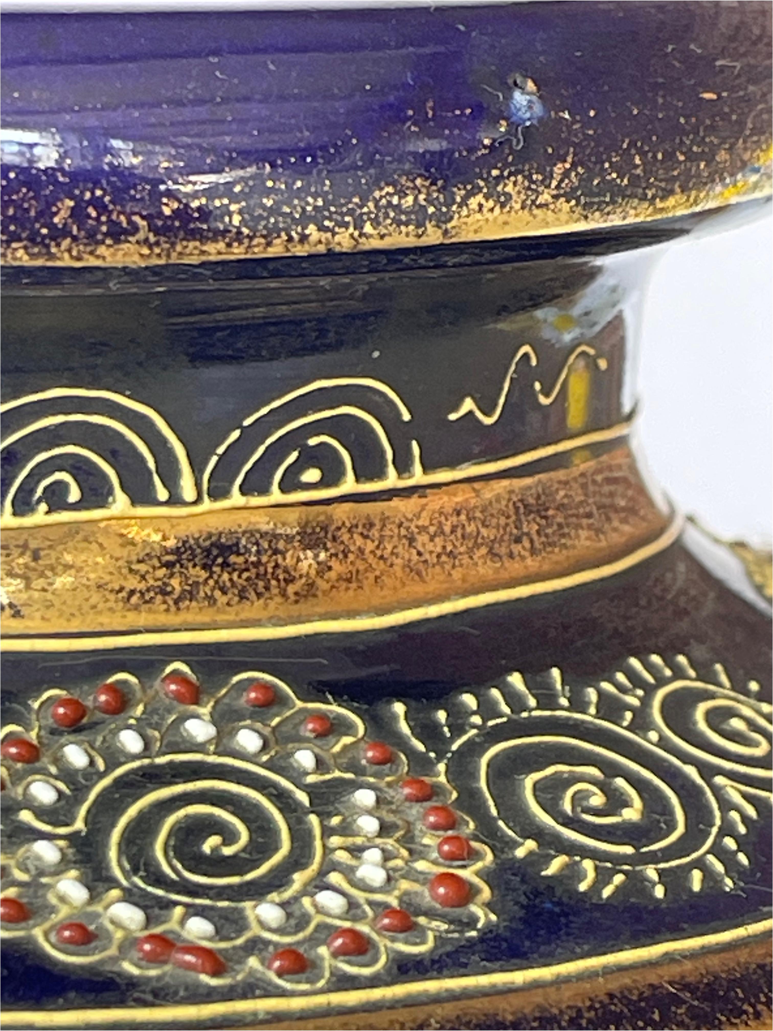 Paar japanische Satsuma-Vasen aus Moriage mit vergoldeter Vergoldung, ca. 1930-1940 im Angebot 7