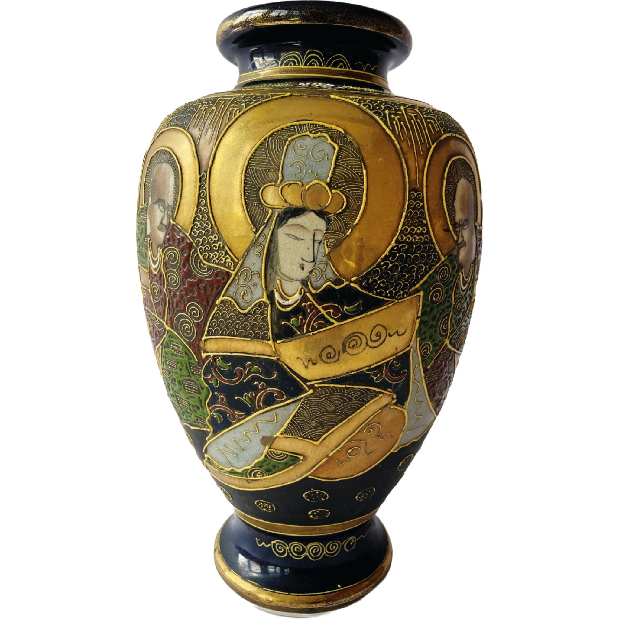 Paar japanische Satsuma-Vasen aus Moriage mit vergoldeter Vergoldung, ca. 1930-1940 (Japanisch) im Angebot