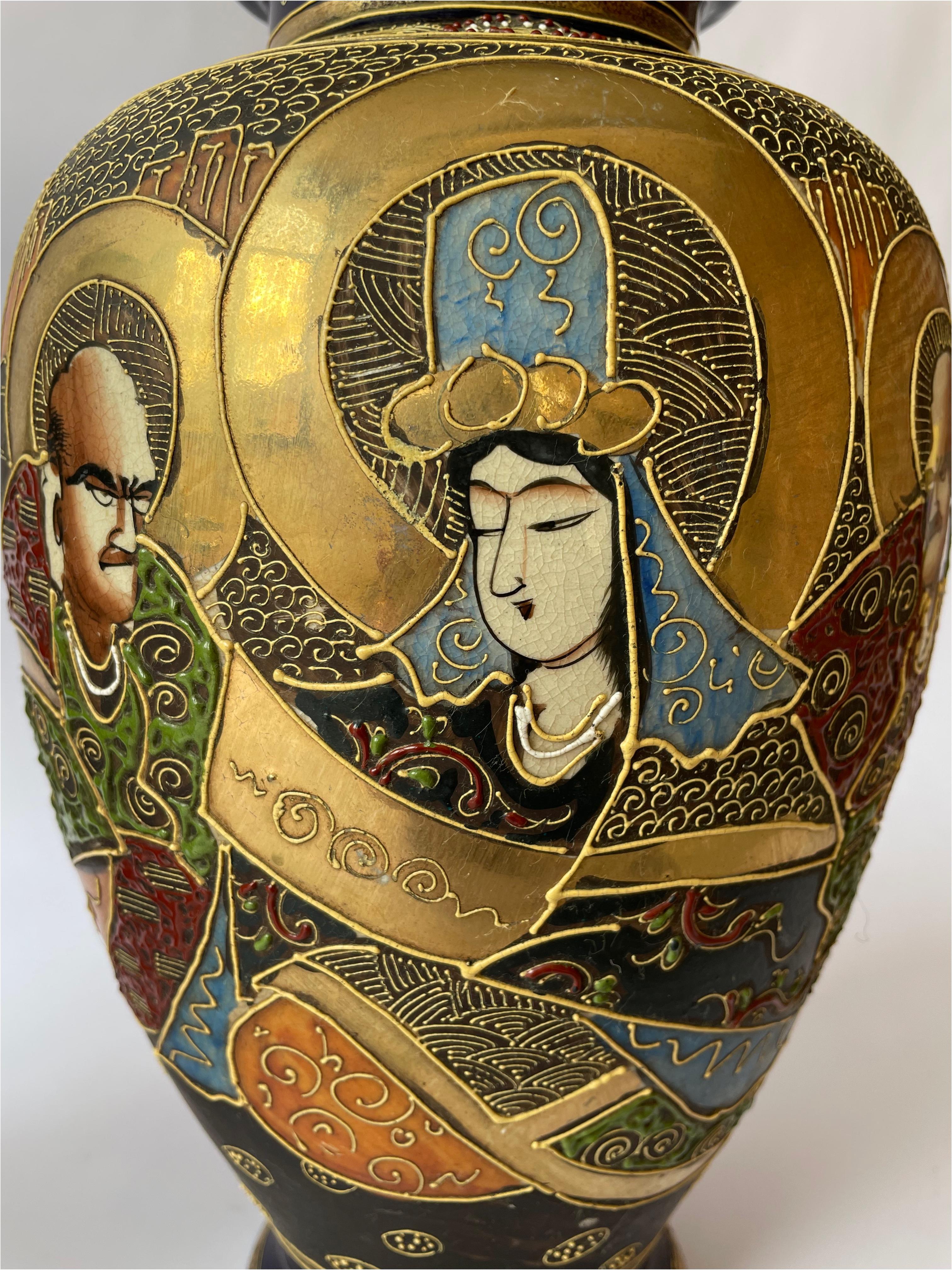 Paar japanische Satsuma-Vasen aus Moriage mit vergoldeter Vergoldung, ca. 1930-1940 (20. Jahrhundert) im Angebot