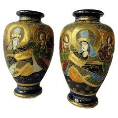 Paar japanische Satsuma-Vasen aus Moriage mit vergoldeter Vergoldung, ca. 1930-1940