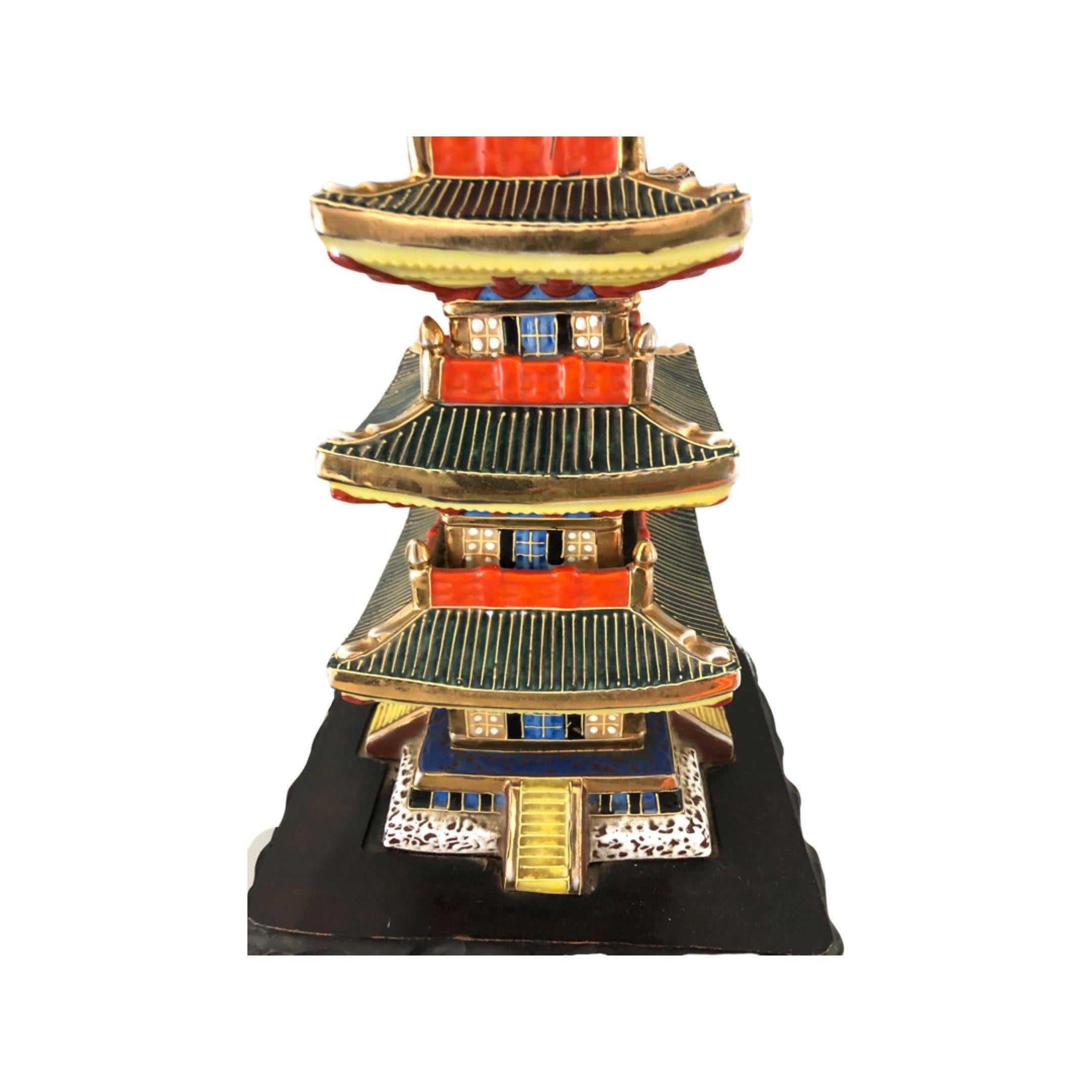 Paire de lampes japonaises en porcelaine en forme de pagode Bon état - En vente à Chapel Hill, NC