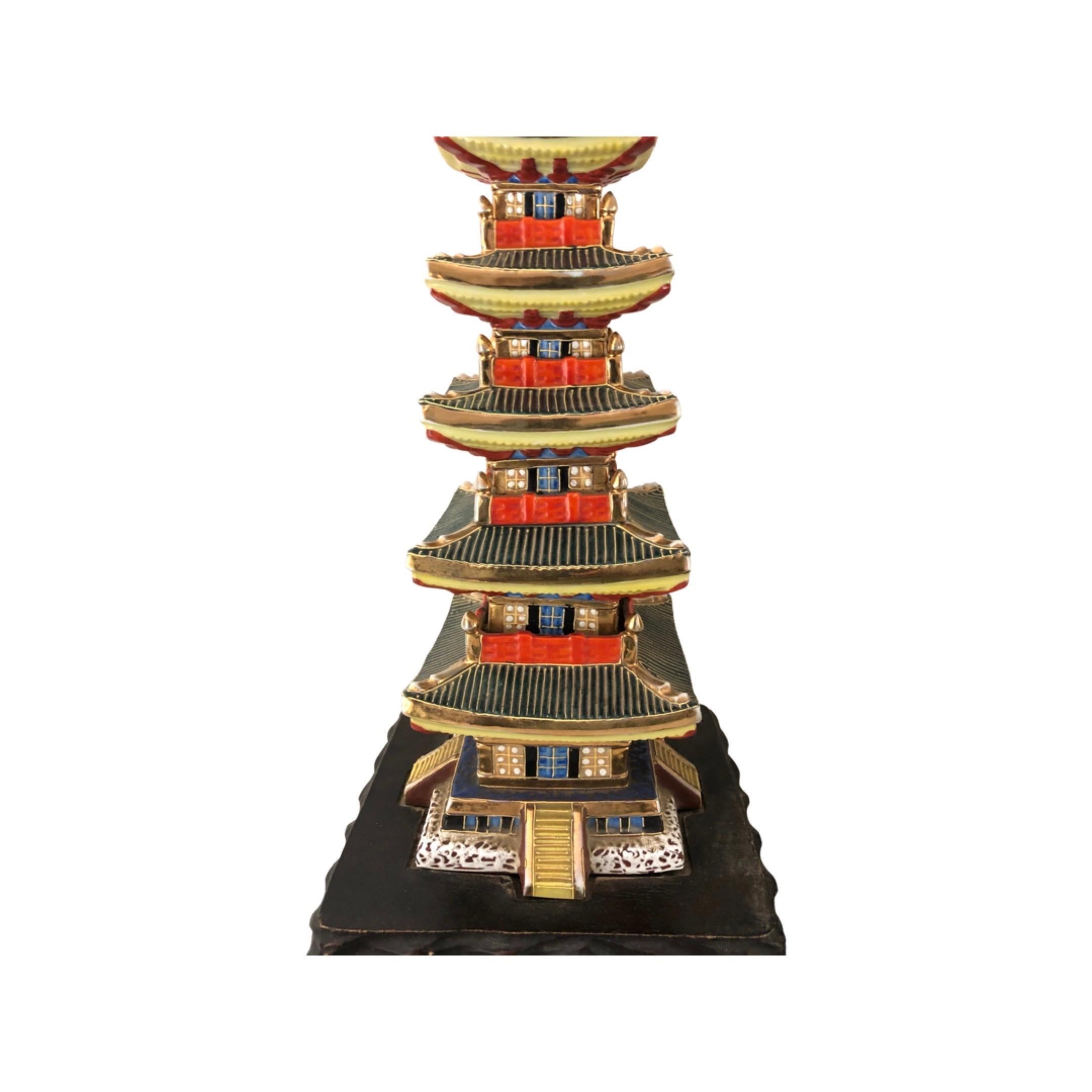 Paire de lampes japonaises en porcelaine en forme de pagode en vente 1