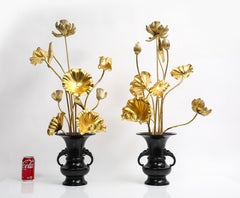 Paar japanische Vasen aus patinierter Bronze mit geschnitzten Blumen aus vergoldetem Holz, Chanel