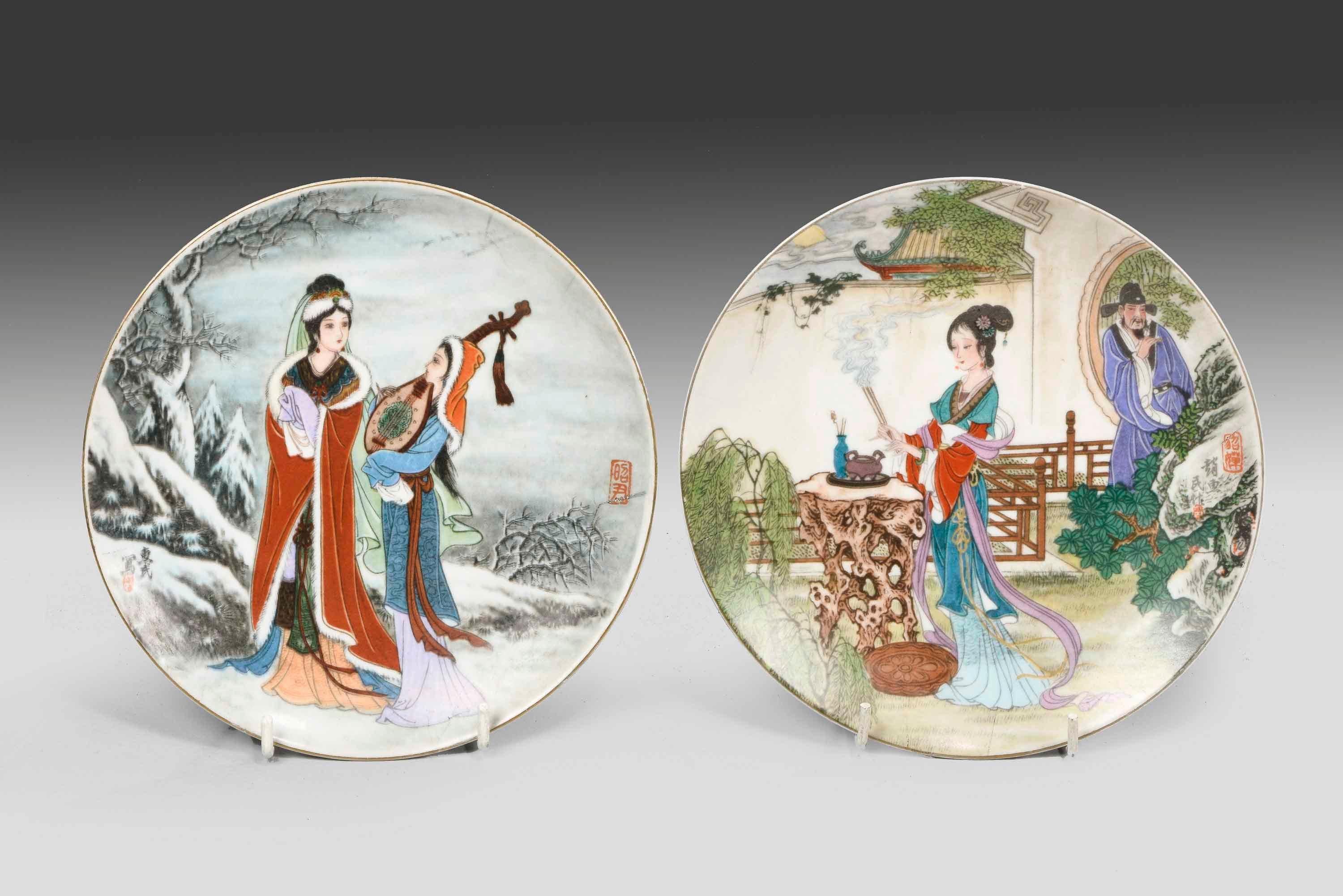 Attractive pair of late 19th century Japanese porcelain plates.