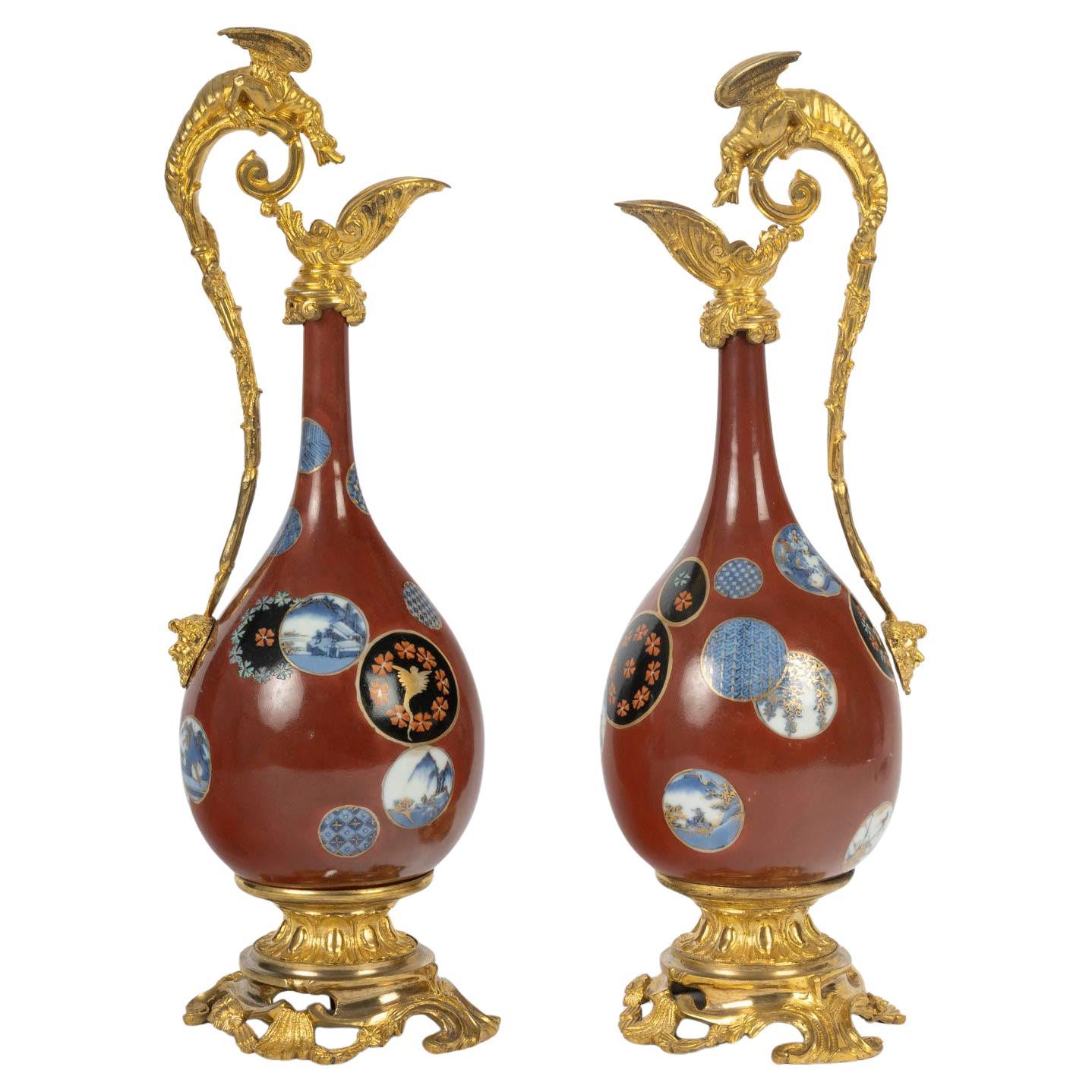 Coppia di cappe giapponesi in porcellana, montatura in bronzo dorato, XIX secolo.