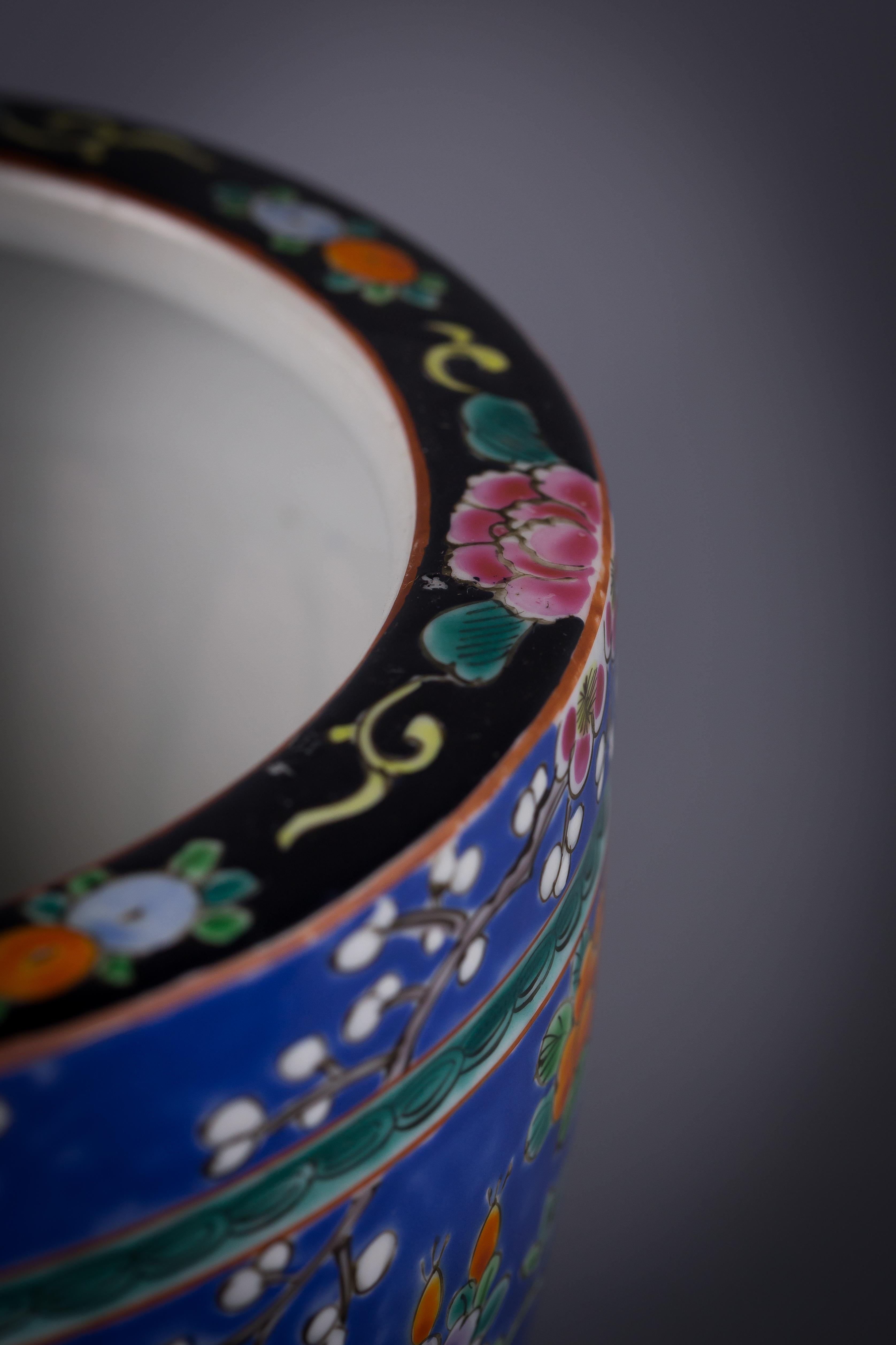Japonais Paire de jardinières en porcelaine japonaise, vers 1890 en vente