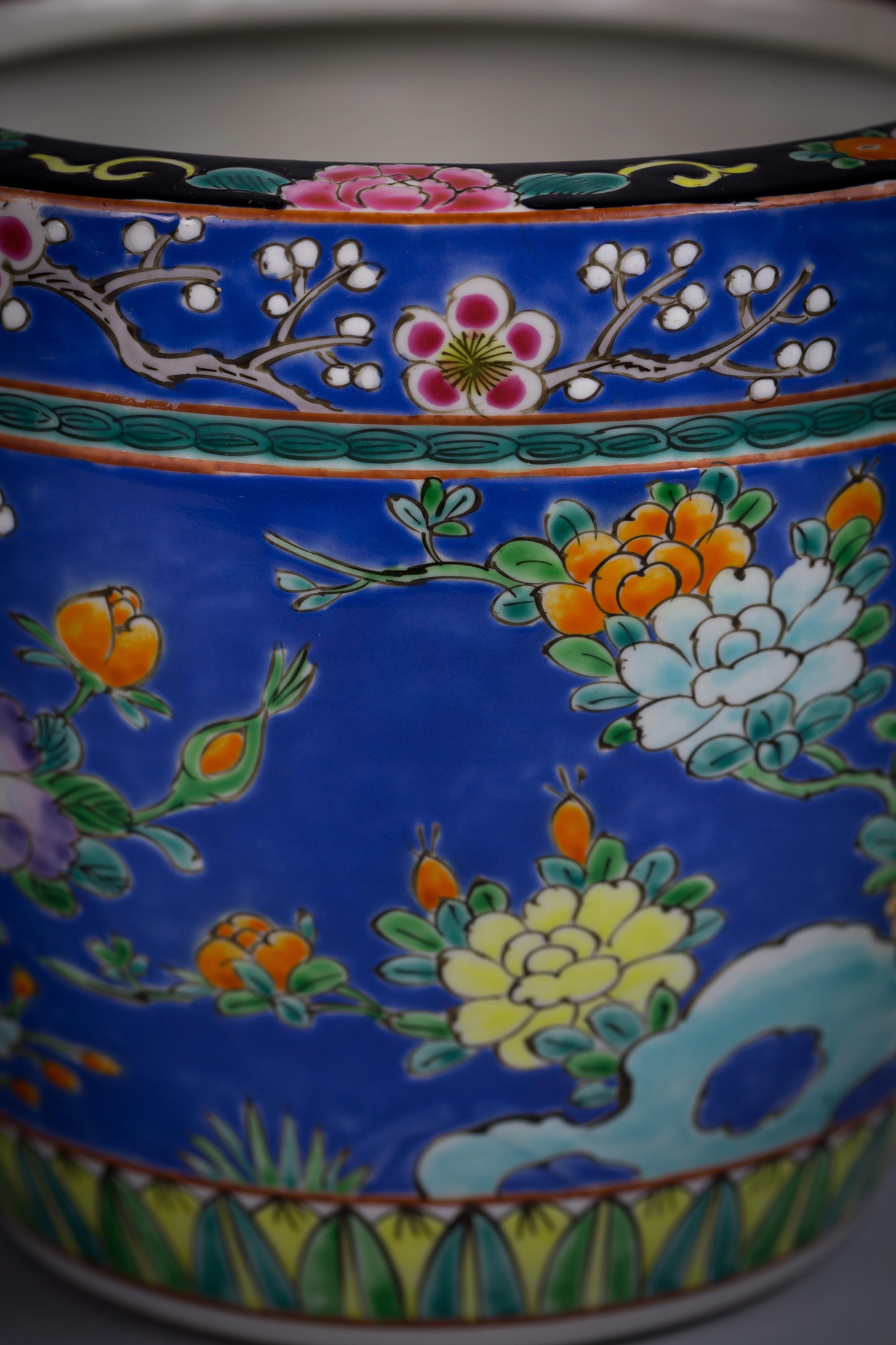 Paire de jardinières en porcelaine japonaise, vers 1890 Bon état - En vente à New York, NY