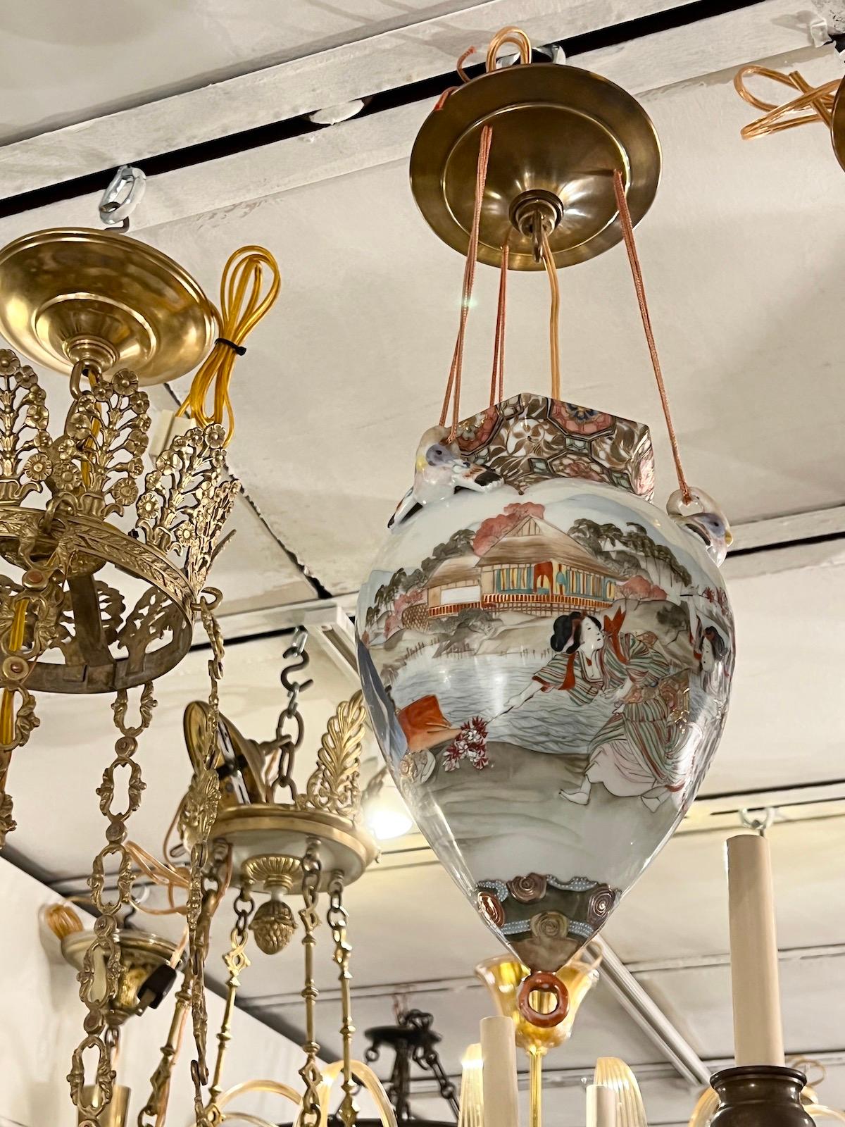 Japonais Paire de lanternes en porcelaine japonaise, vendues individuellement en vente