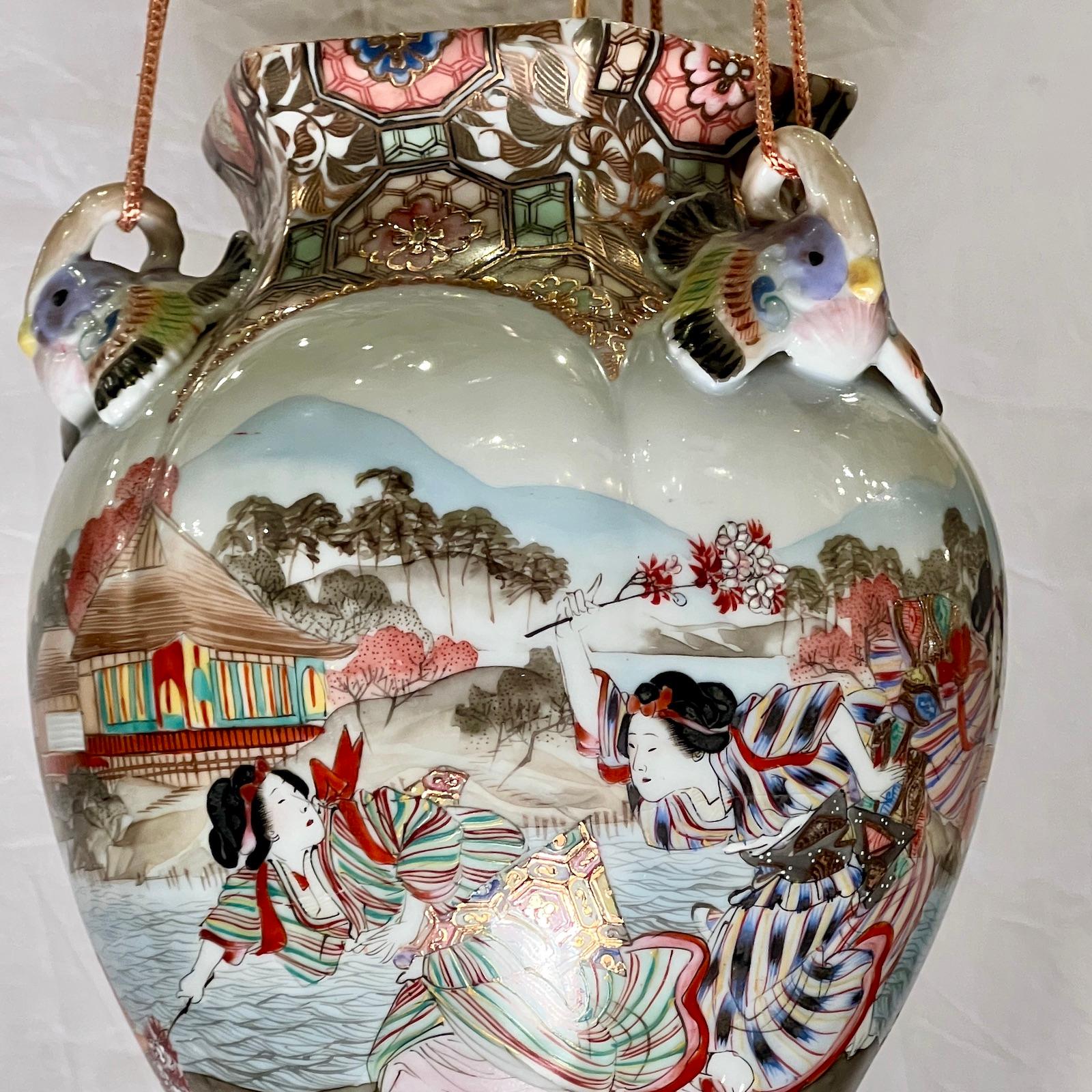 Début du 20ème siècle Paire de lanternes en porcelaine japonaise, vendues individuellement en vente