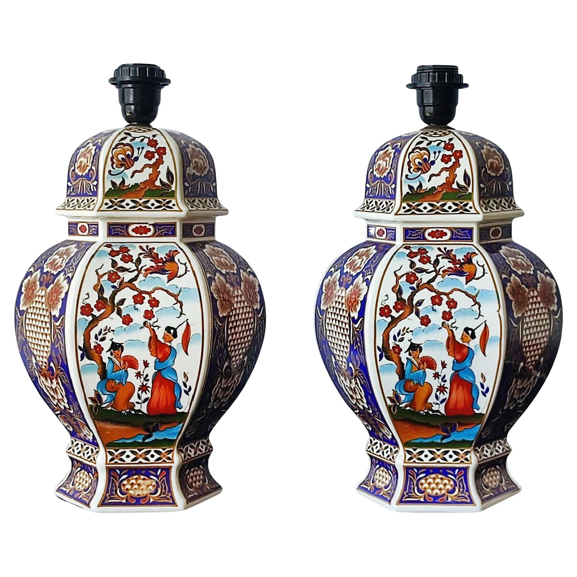 Paire de lampes de bureau en porcelaine japonaise et urne à couvercle, milieu du 20e siècle