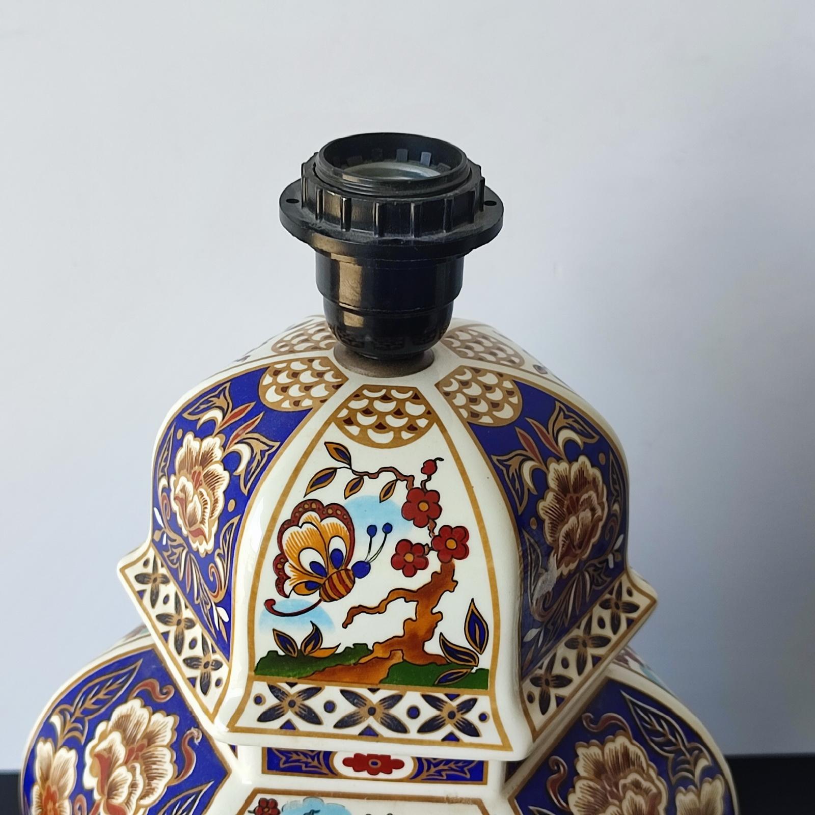 Pair of Japanese Porcelain Table Lamps and a Lidded Urn, Mid-20th Century For Sale 7