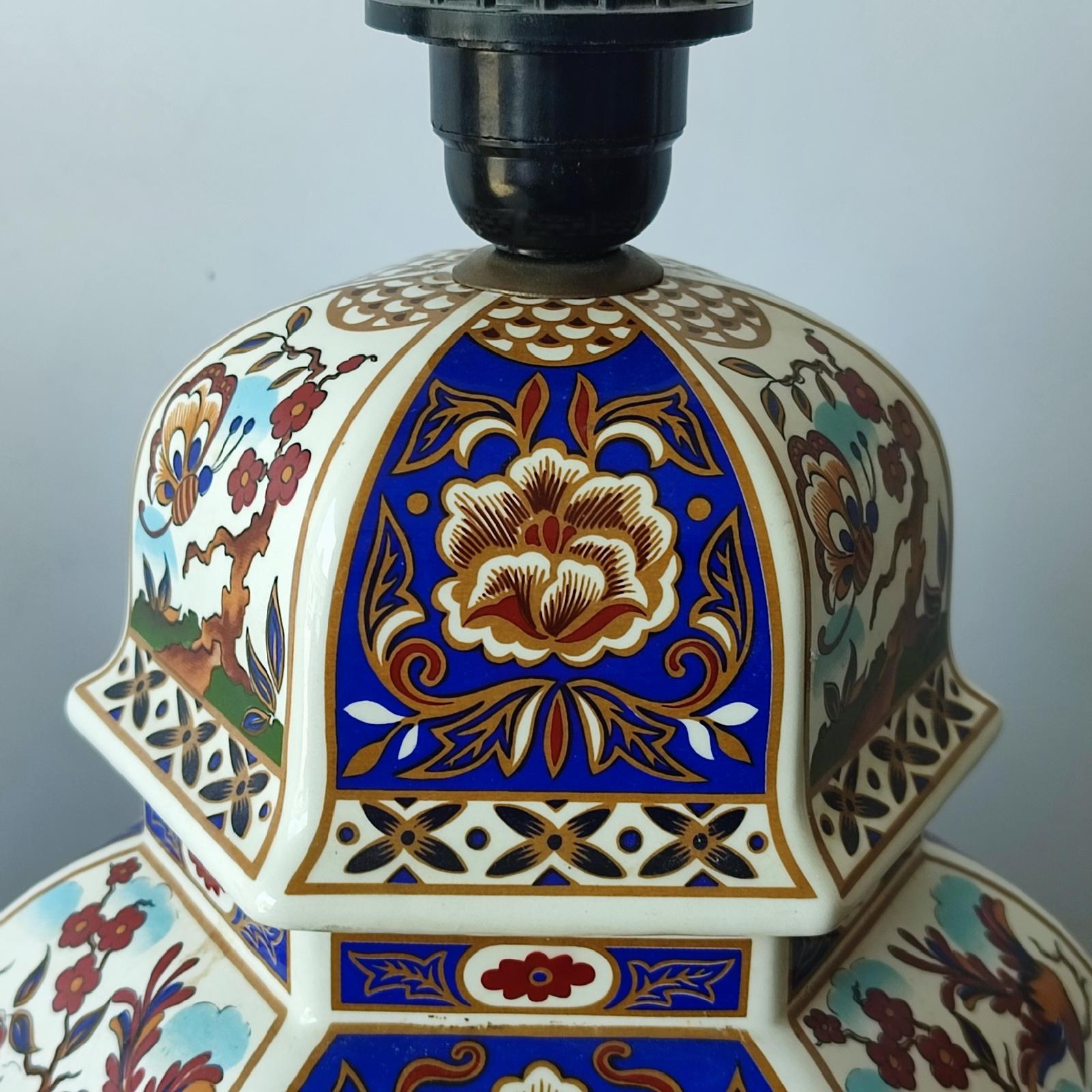 Coppia di lampade da tavolo in porcellana giapponese e un'urna con coperchio, metà del XX secolo in vendita 6