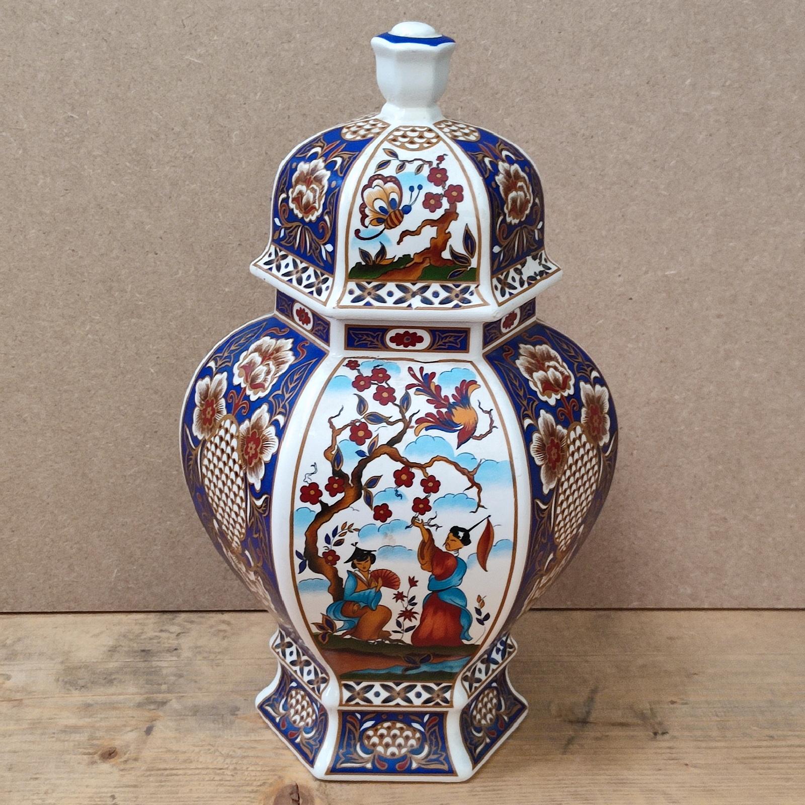 Pair of Japanese Porcelain Table Lamps and a Lidded Urn, Mid-20th Century For Sale 12