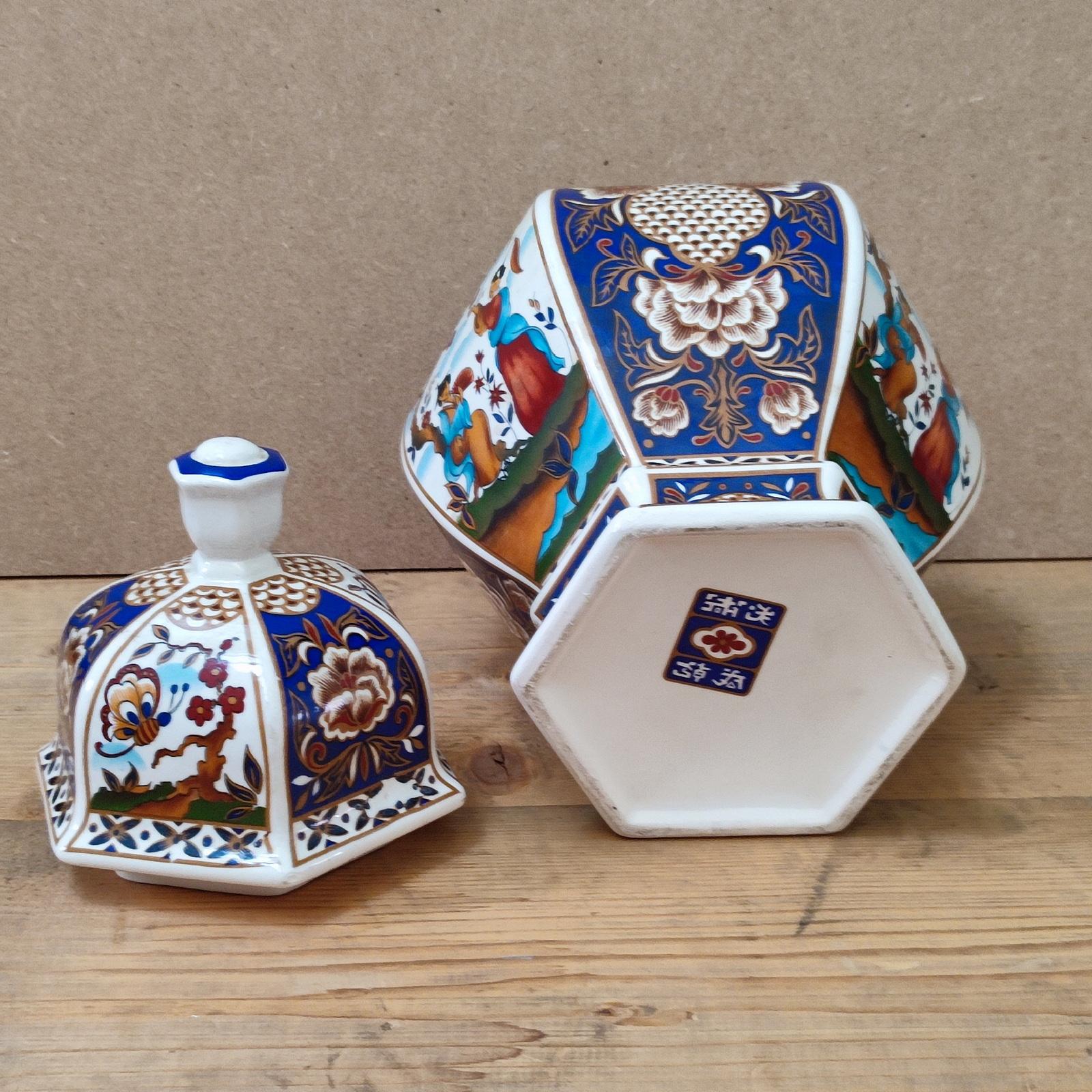 Pair of Japanese Porcelain Table Lamps and a Lidded Urn, Mid-20th Century For Sale 14