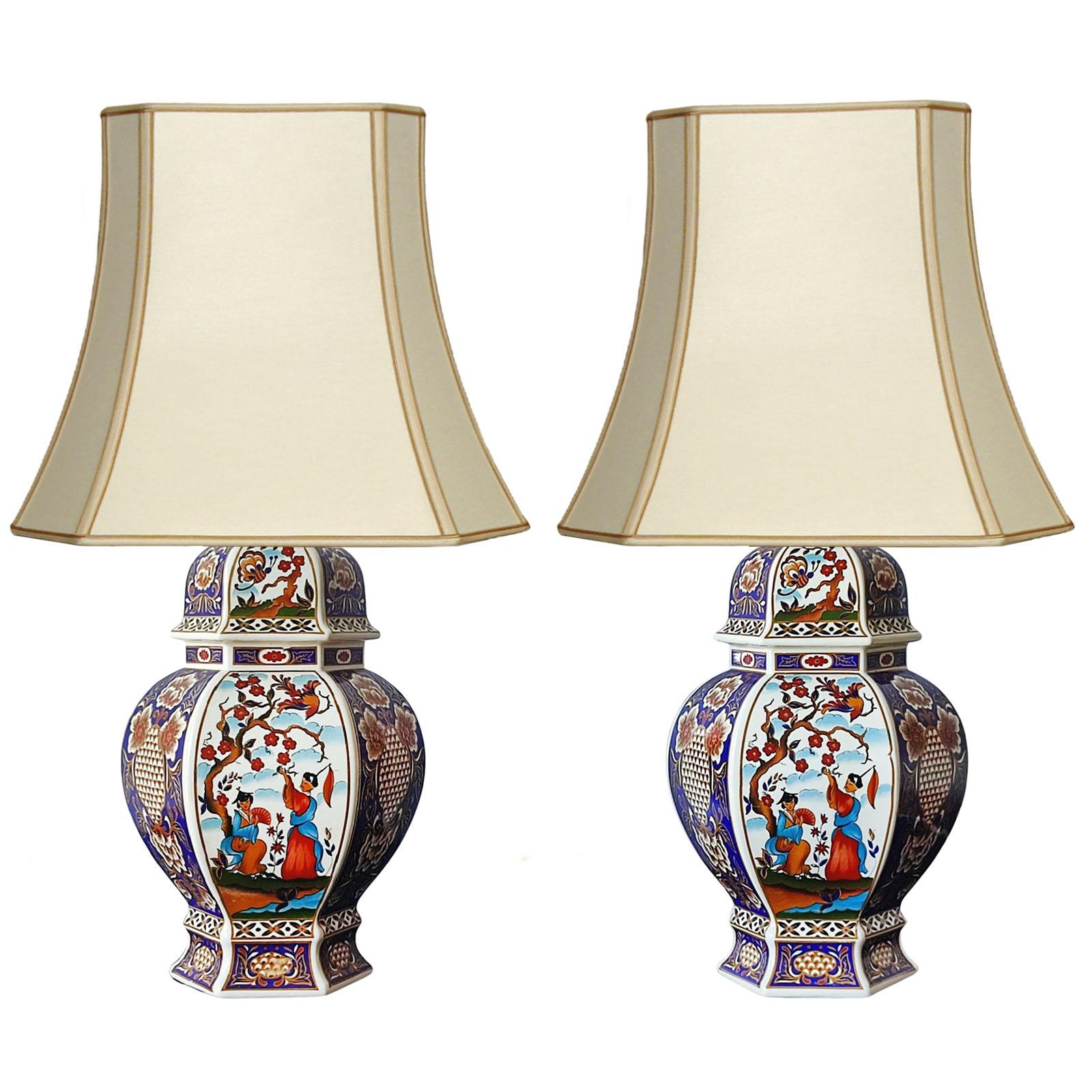 Pair of Japanese Porcelain Table Lamps and a Lidded Urn, Mid-20th Century In Good Condition For Sale In Bochum, NRW